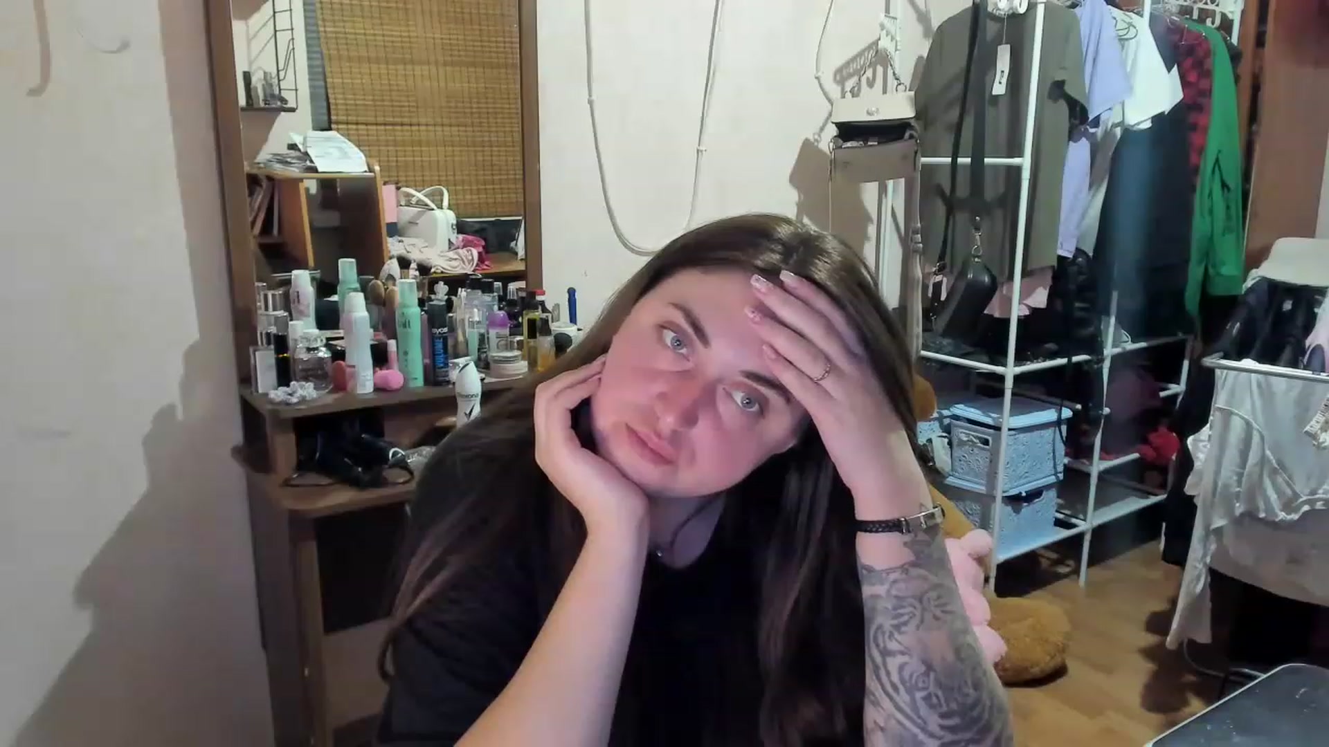 Gallery image thumbnail from Klassy_Holls's myfreecams stream on, 04/26/2023, 21:32 image 14 of 20