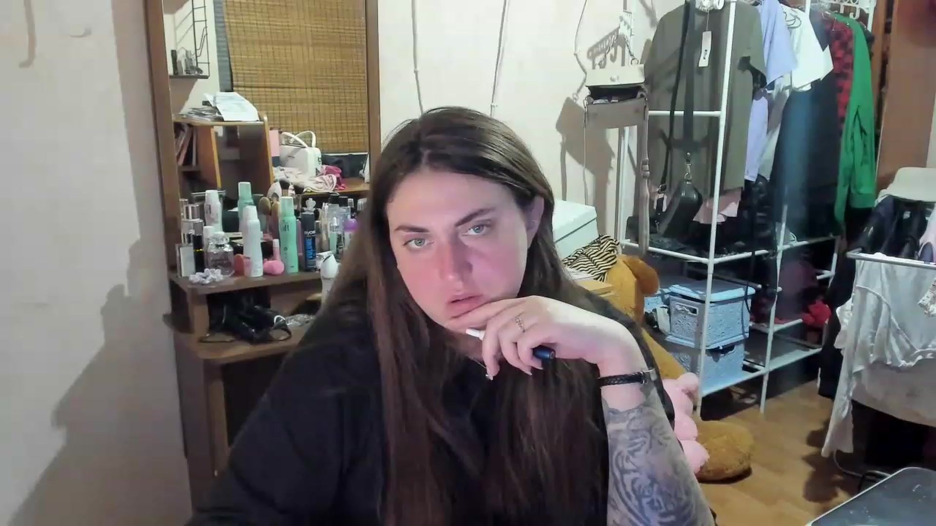 Gallery image thumbnail from Klassy_Holls's myfreecams stream on, 04/26/2023, 21:32 image 18 of 20