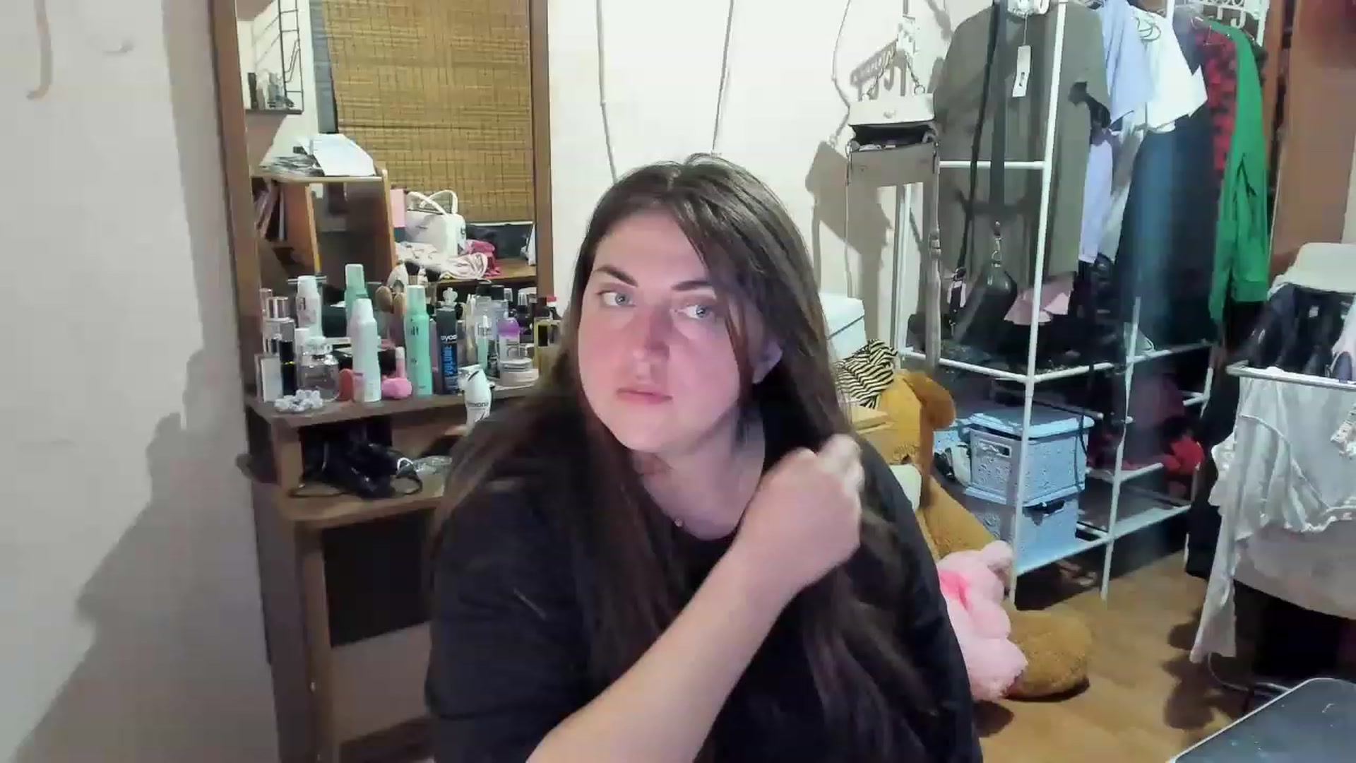 Gallery image thumbnail from Klassy_Holls's myfreecams stream on, 04/26/2023, 21:32 image 12 of 20