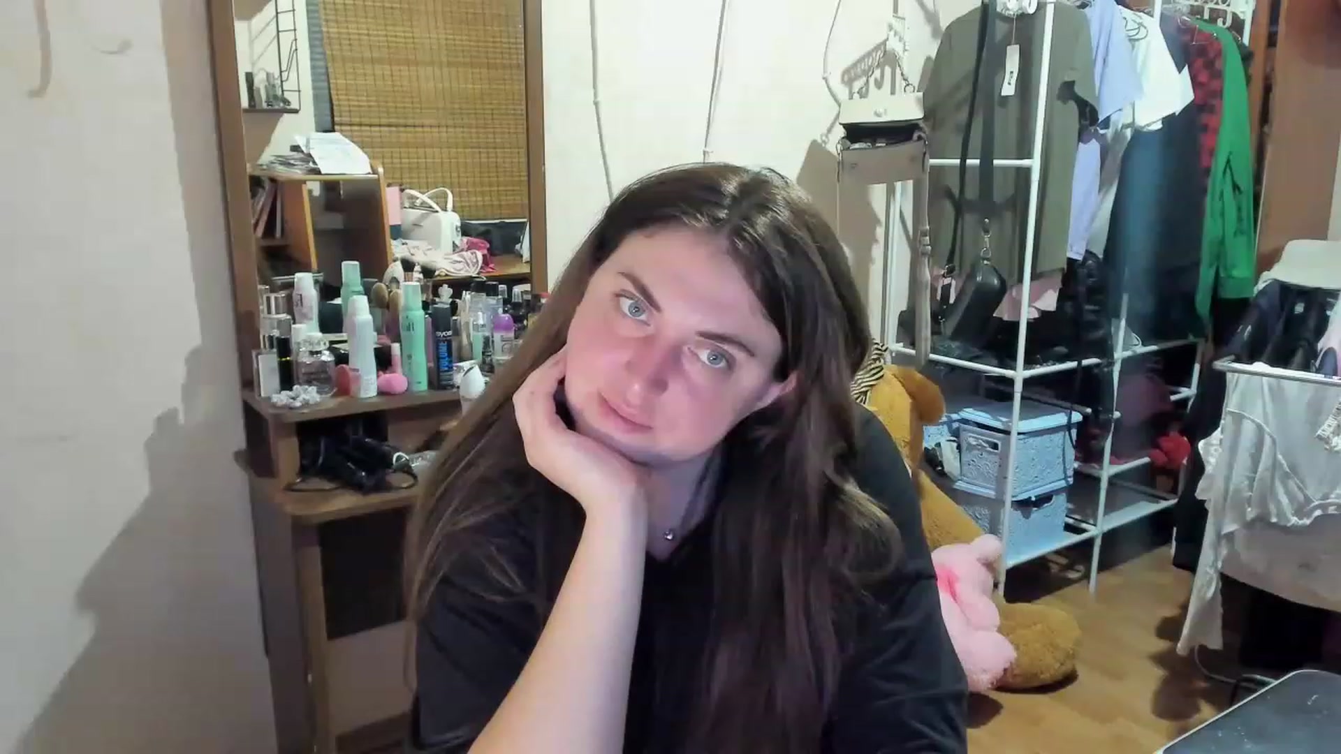 Gallery image thumbnail from Klassy_Holls's myfreecams stream on, 04/26/2023, 21:32 image 7 of 20