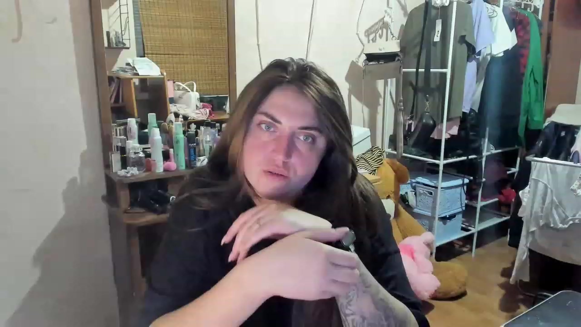 Gallery image thumbnail from Klassy_Holls's myfreecams stream on, 04/26/2023, 21:32 image 5 of 20