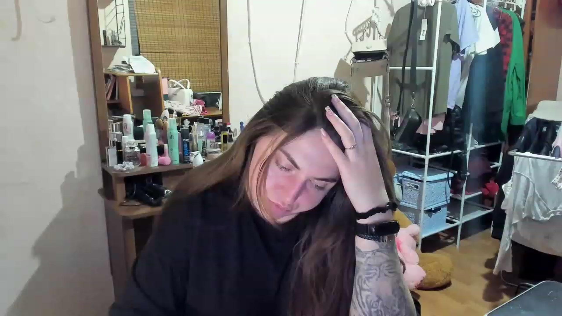 Gallery image thumbnail from Klassy_Holls's myfreecams stream on, 04/26/2023, 21:32 image 1 of 20