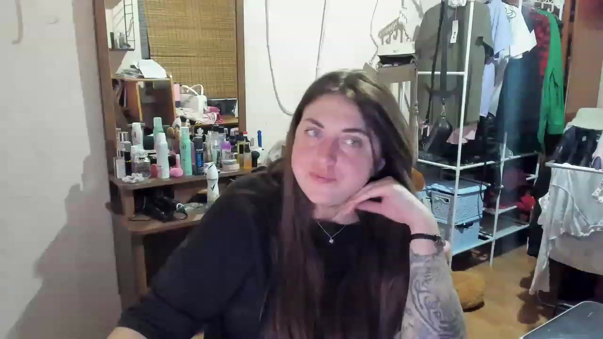 Gallery image thumbnail from Klassy_Holls's myfreecams stream on, 04/26/2023, 21:32 image 17 of 20