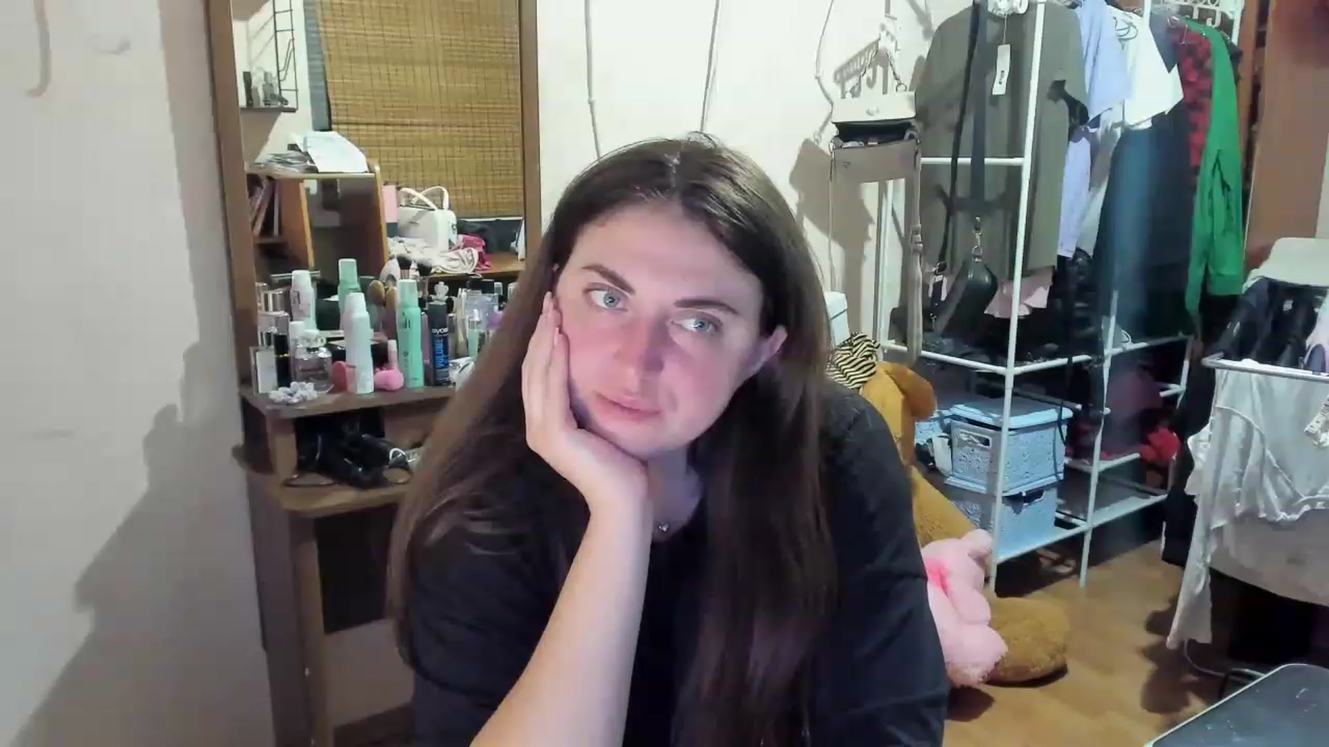 Gallery image thumbnail from Klassy_Holls's myfreecams stream on, 04/26/2023, 21:32 image 6 of 20