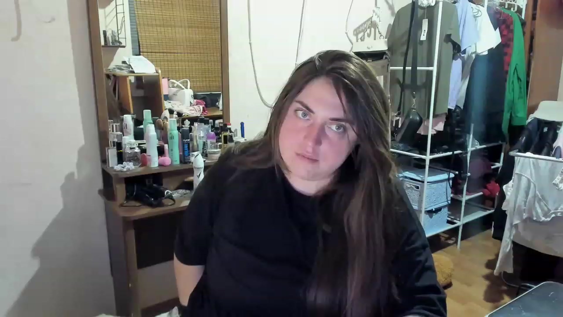 Gallery image thumbnail from Klassy_Holls's myfreecams stream on, 04/26/2023, 21:32 image 4 of 20