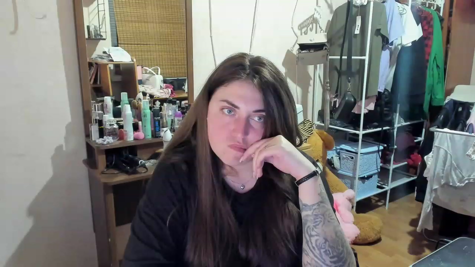 Gallery image thumbnail from Klassy_Holls's myfreecams stream on, 04/26/2023, 21:32 image 16 of 20