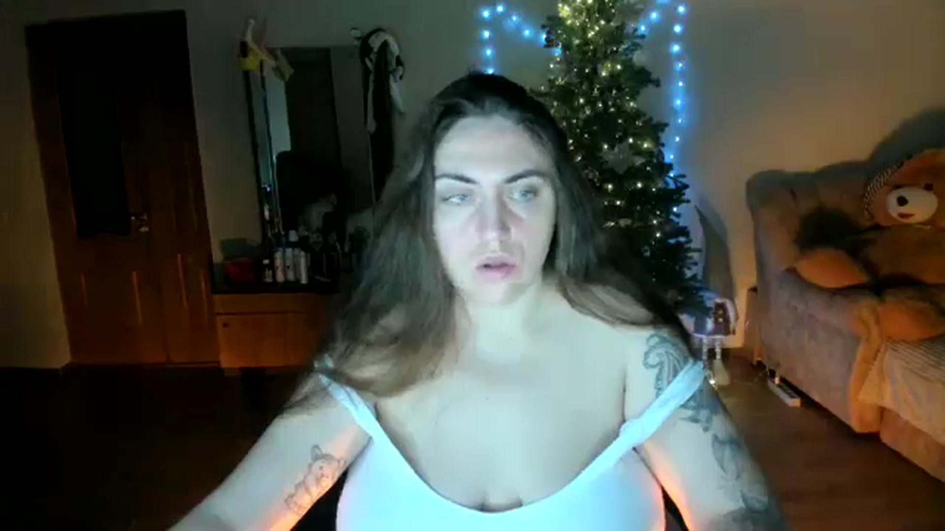 Gallery image thumbnail from Klassy_Holls's myfreecams stream on, 12/31/2025, 19:36 image 17 of 20