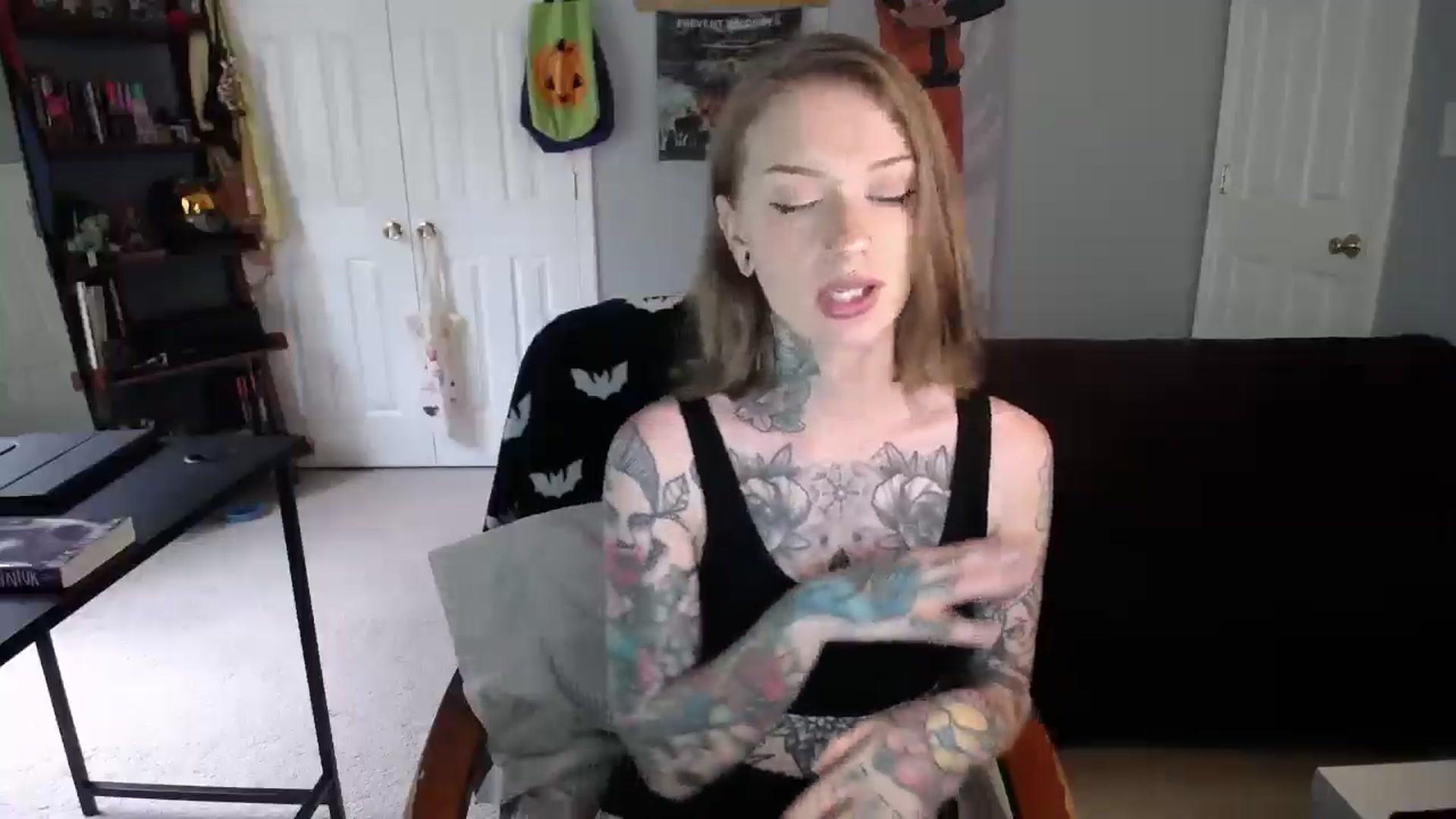 Gallery image thumbnail from Klenobi's myfreecams stream on, 07/08/2025, 23:20 image 16 of 20