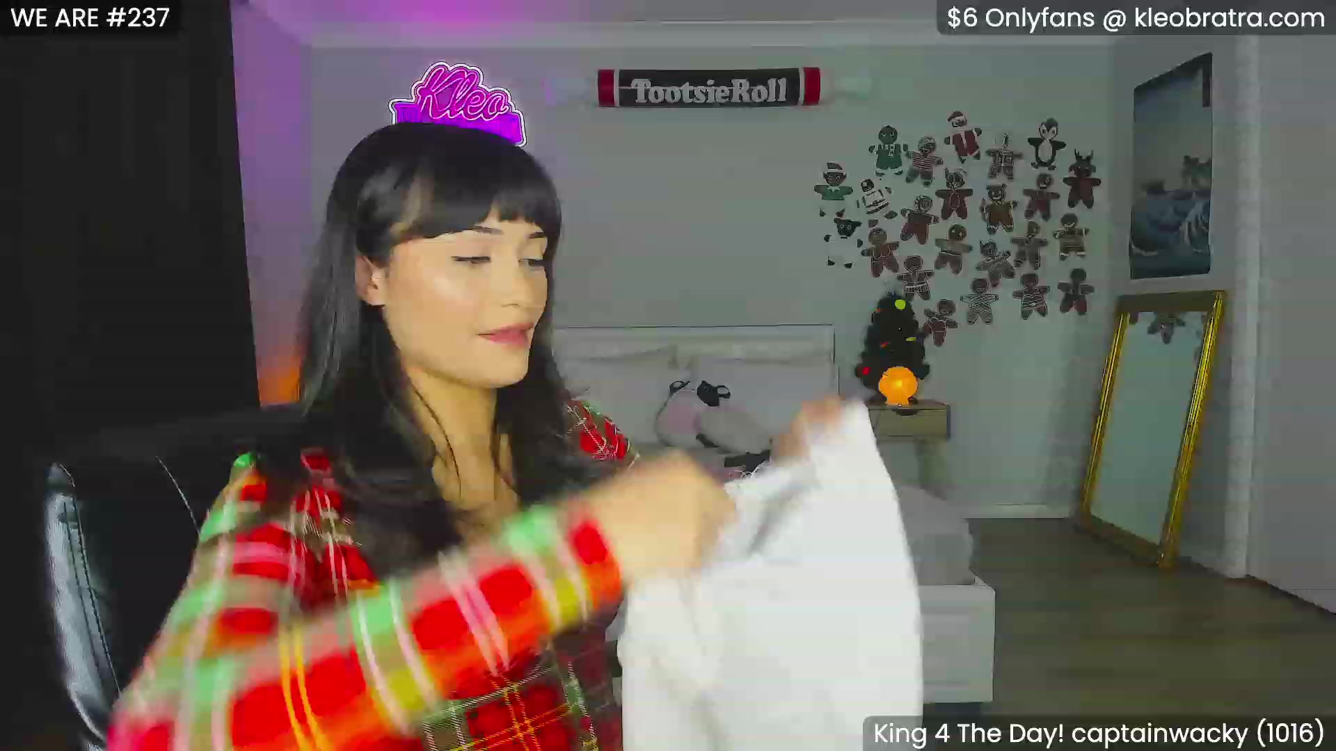 Gallery image thumbnail from KleoBratra's myfreecams stream on, 12/18/2023, 08:55 image 18 of 20