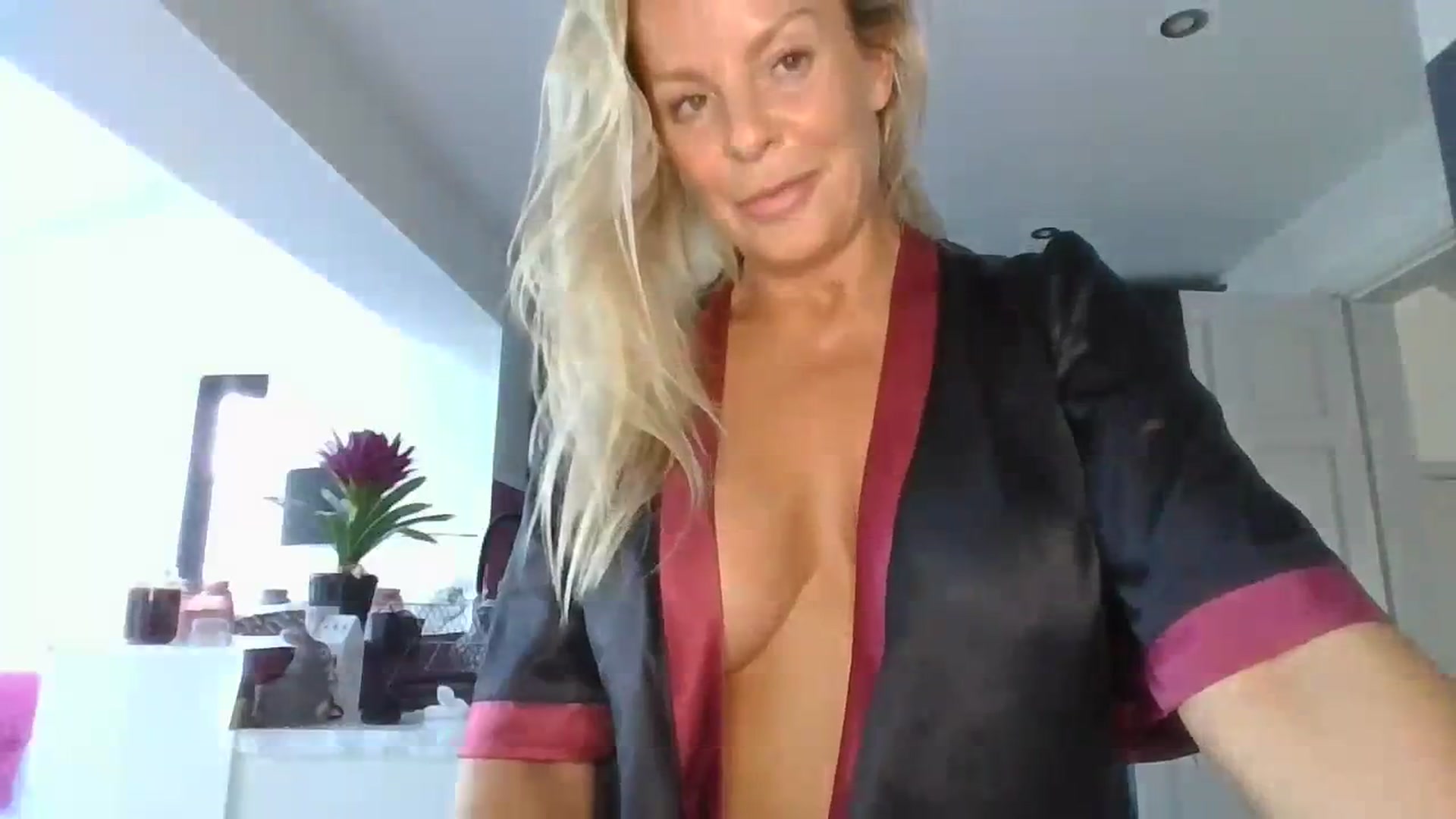 Gallery image thumbnail from Klo35's myfreecams stream on, 07/23/2023, 18:03 image 17 of 20