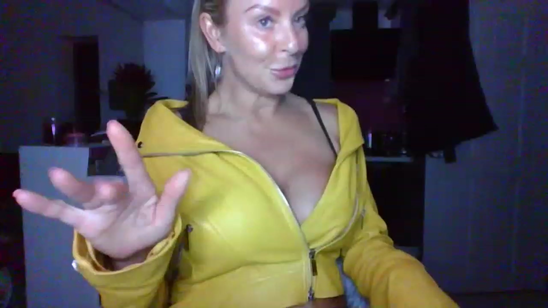 Gallery image thumbnail from Klo35's myfreecams stream on, 07/23/2023, 22:17 image 6 of 20