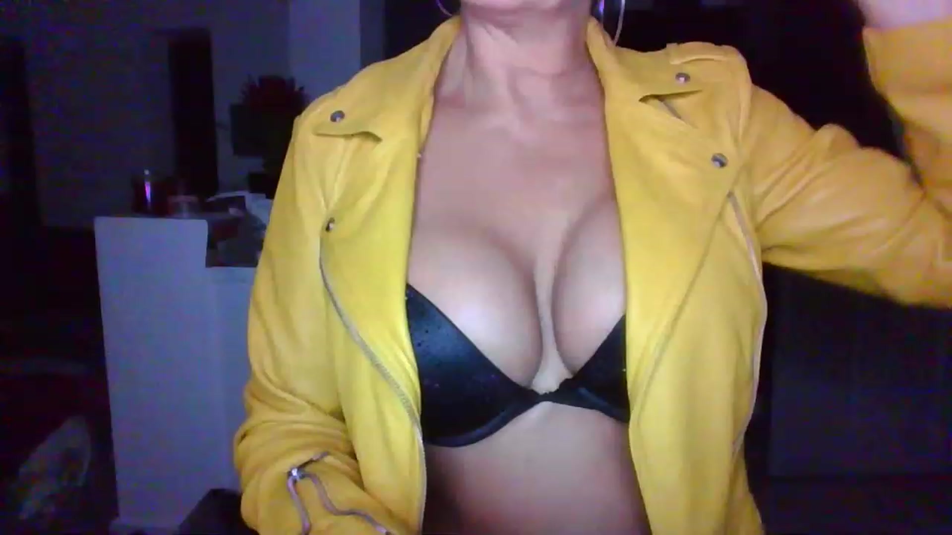 Gallery image thumbnail from Klo35's myfreecams stream on, 07/23/2023, 23:20 image 14 of 20
