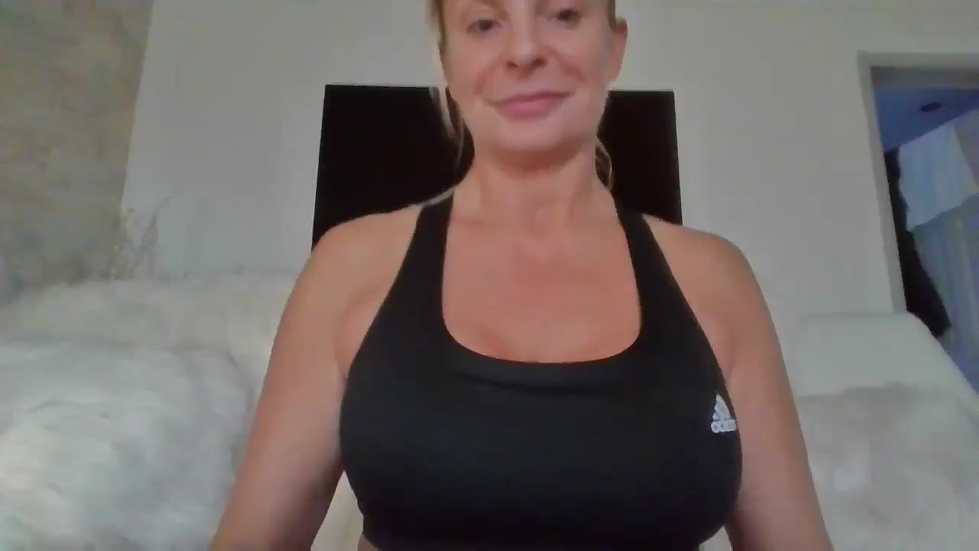 Gallery image thumbnail from Klo35's myfreecams stream on, 07/25/2023, 19:34 image 17 of 20