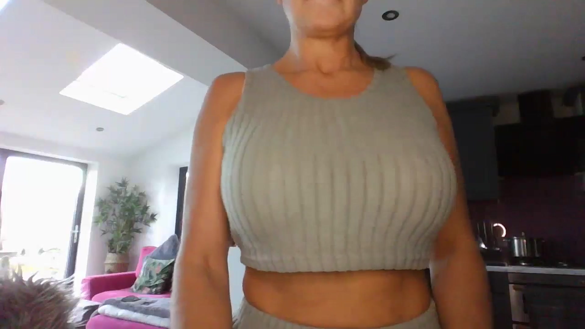 Gallery image thumbnail from Klo35's myfreecams stream on, 08/07/2023, 18:31 image 17 of 20