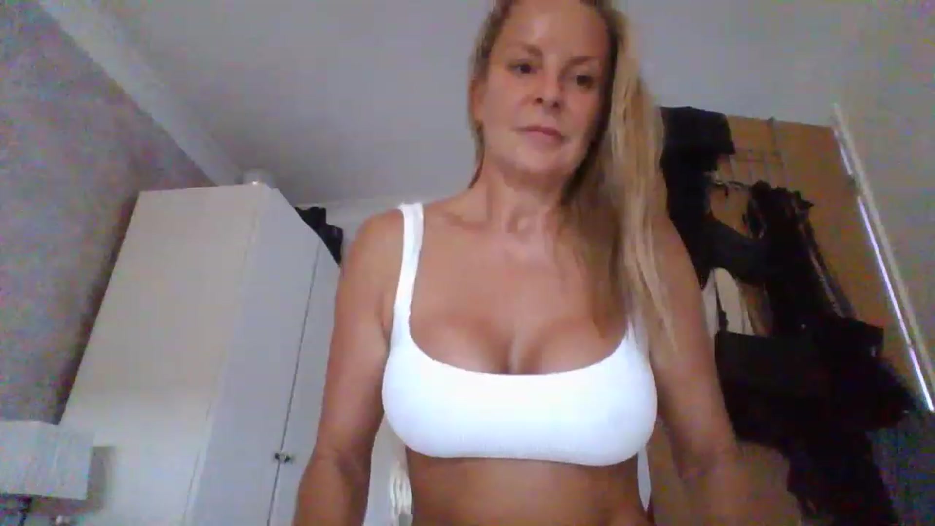 Gallery image thumbnail from Klo35's myfreecams stream on, 08/17/2023, 16:49 image 17 of 20
