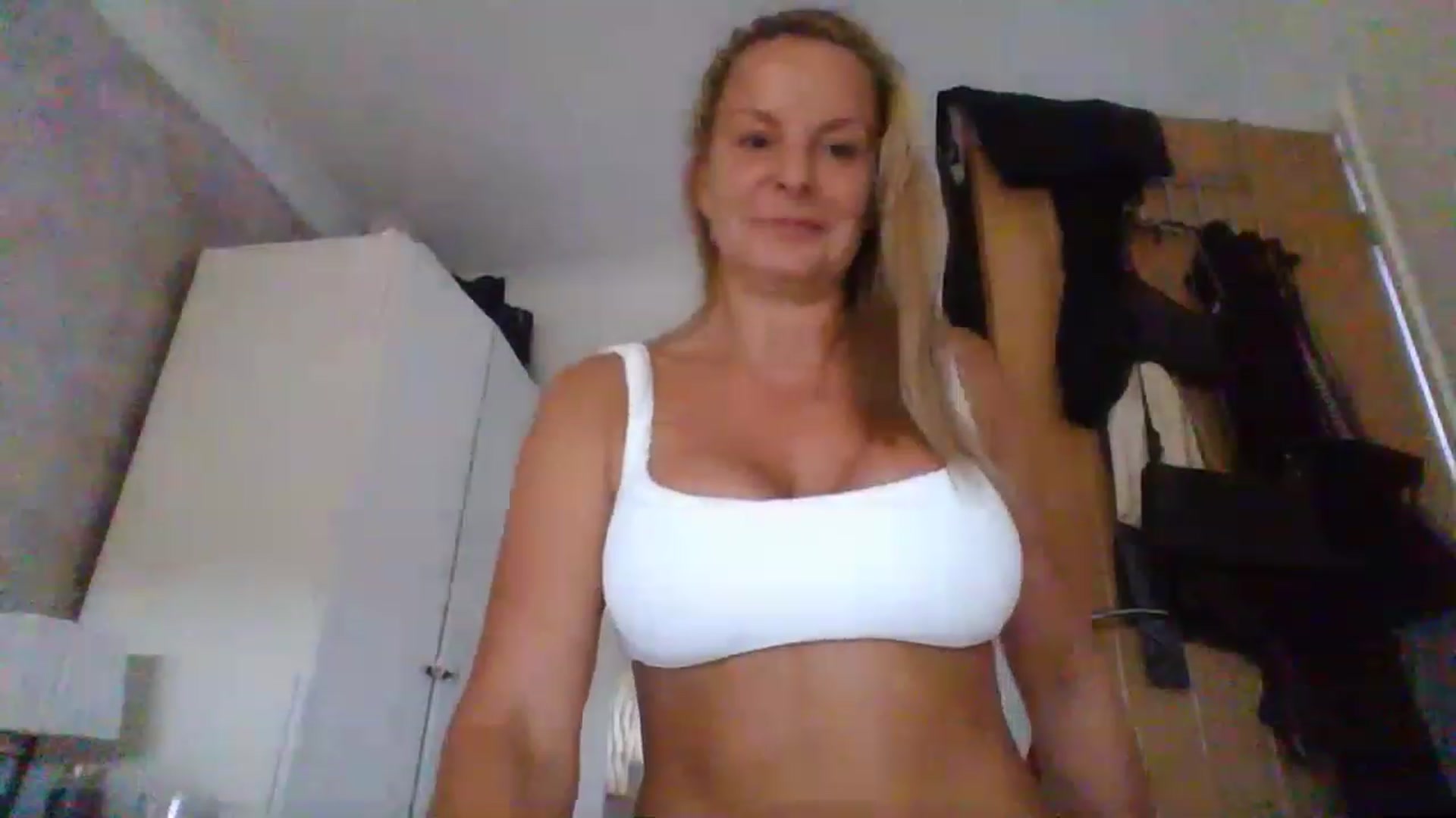 Gallery image thumbnail from Klo35's myfreecams stream on, 08/17/2023, 16:49 image 19 of 20