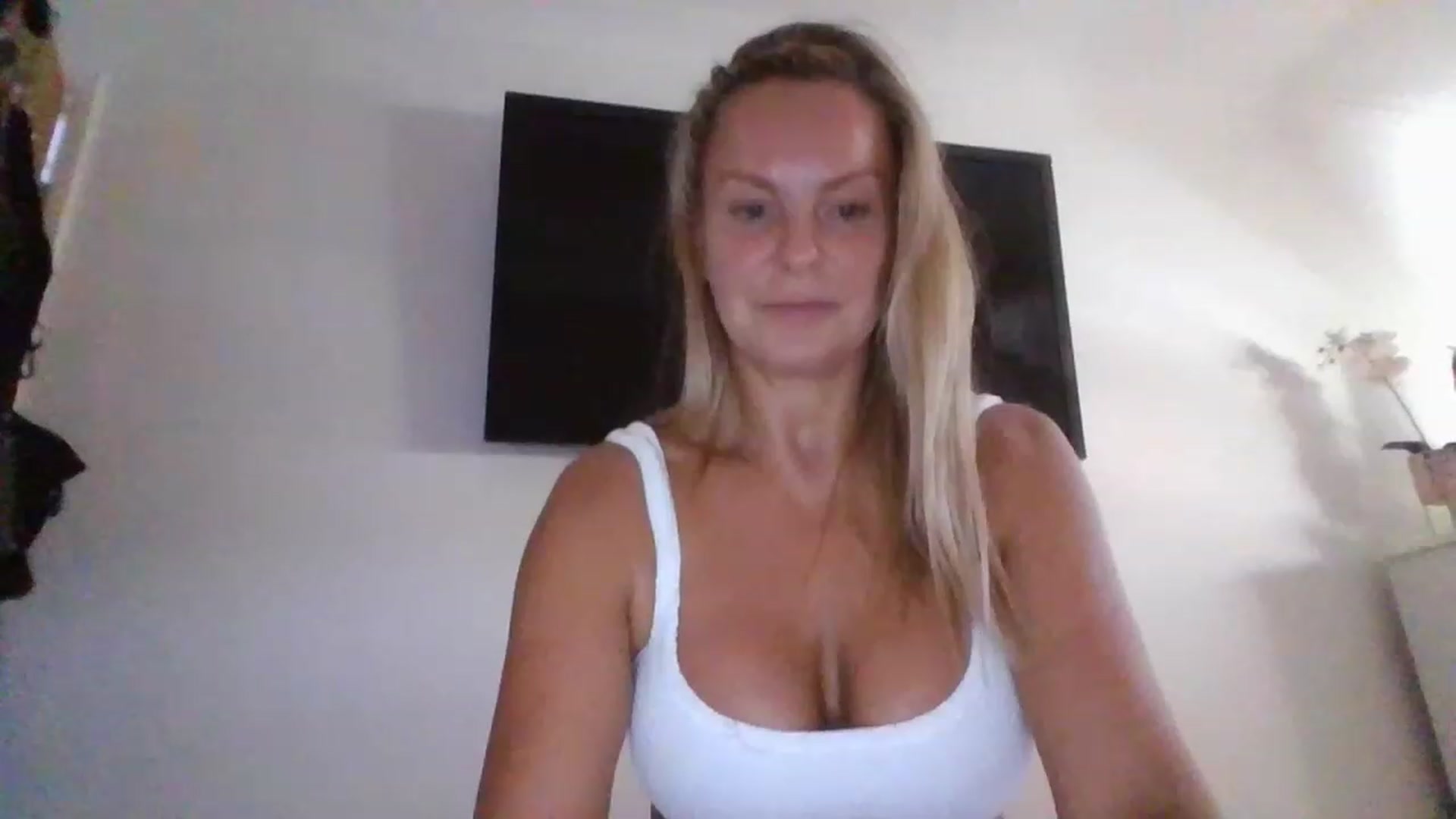 Gallery image thumbnail from Klo35's myfreecams stream on, 08/17/2023, 16:49 image 9 of 20