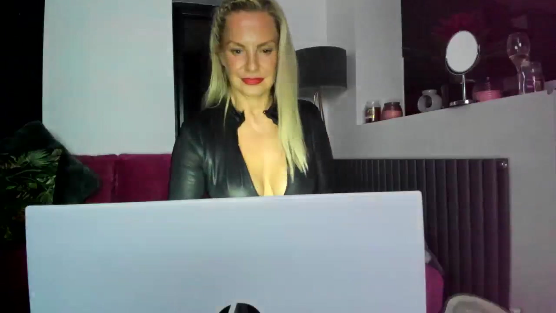 Gallery image thumbnail from Klo35's myfreecams stream on, 08/17/2023, 22:46 image 18 of 20