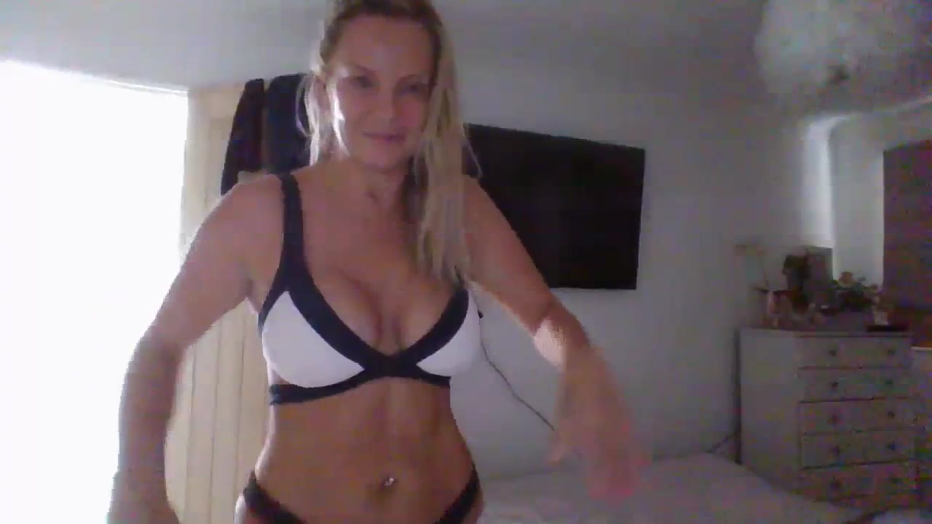 Gallery image thumbnail from Klo35's myfreecams stream on, 08/19/2023, 16:29 image 9 of 20