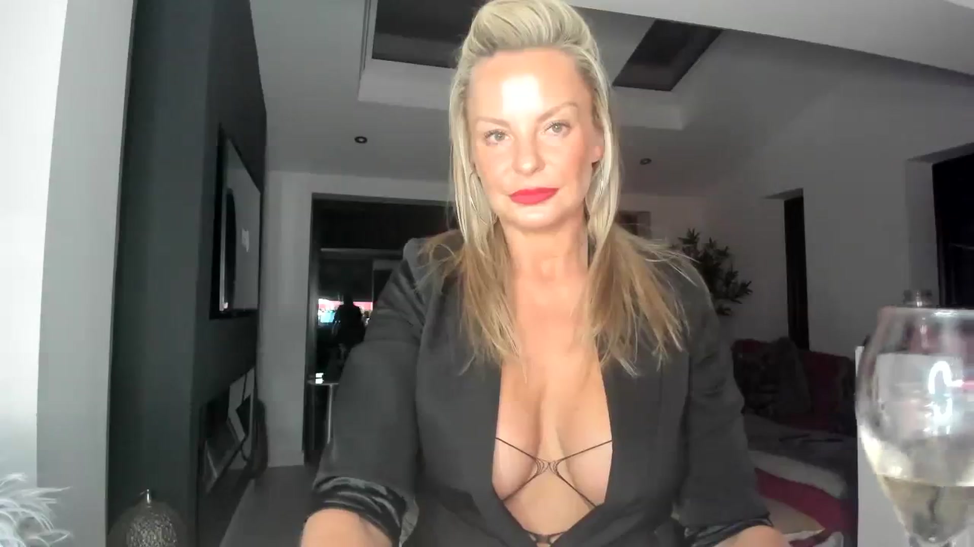 Gallery image thumbnail from Klo35's myfreecams stream on, 08/24/2023, 21:45 image 13 of 20