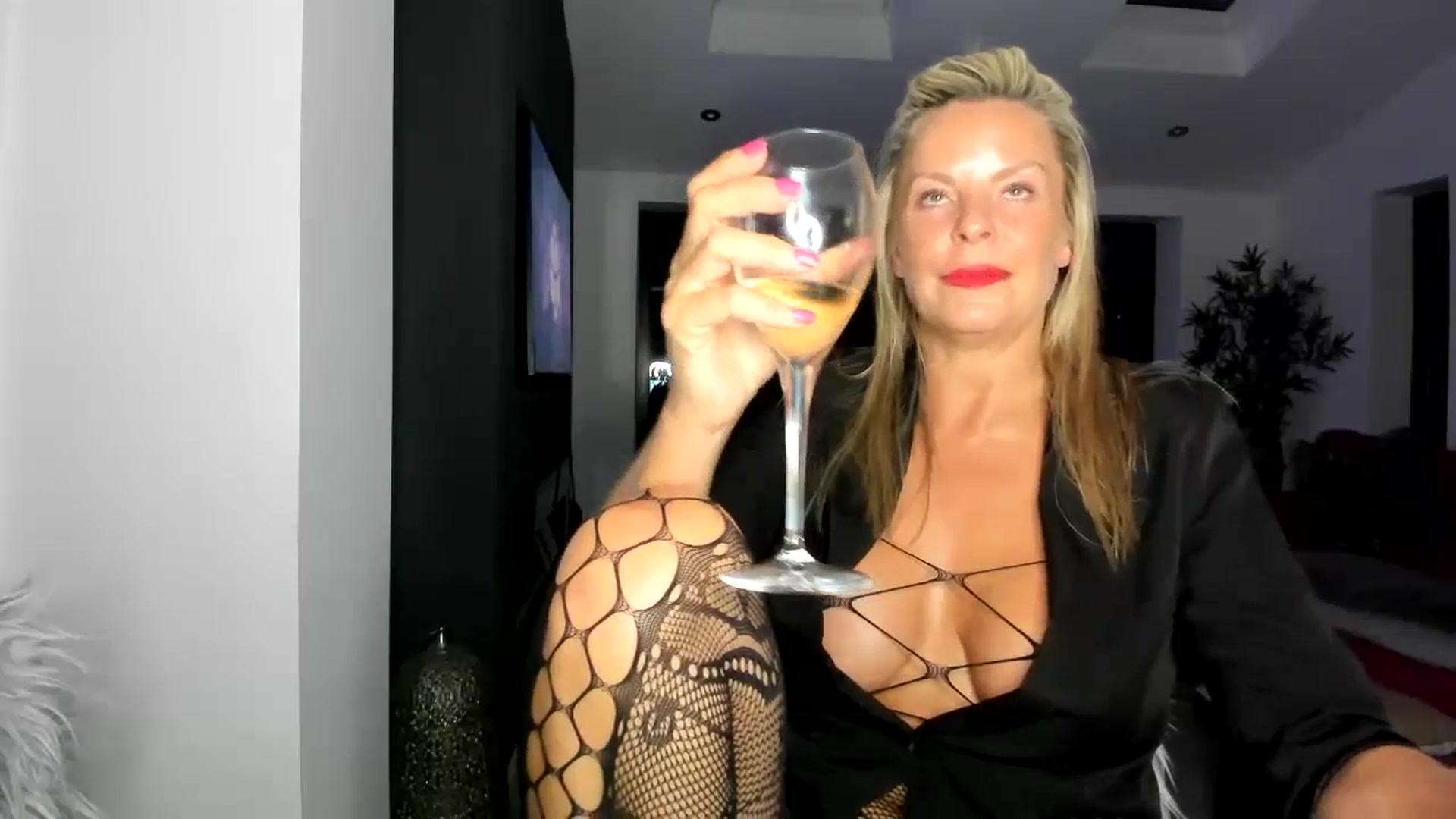 Gallery image thumbnail from Klo35's myfreecams stream on, 08/25/2023, 02:55 image 11 of 20