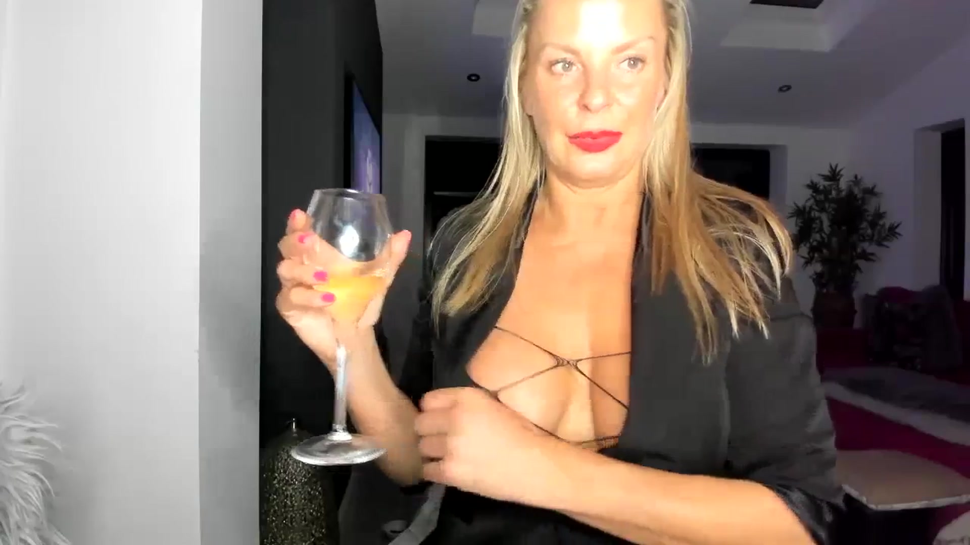 Gallery image thumbnail from Klo35's myfreecams stream on, 08/25/2023, 02:55 image 10 of 20