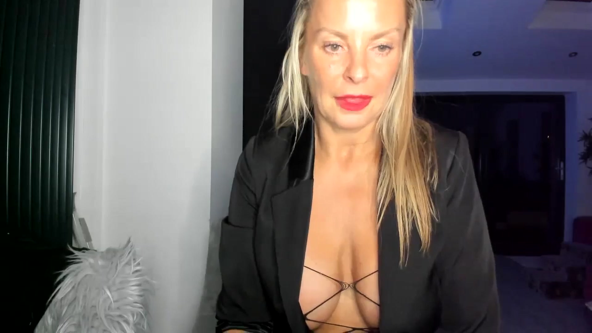 Gallery image thumbnail from Klo35's myfreecams stream on, 08/25/2023, 04:04 image 14 of 20