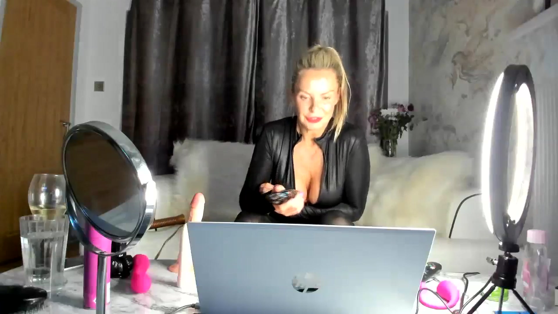 Gallery image thumbnail from Klo35's myfreecams stream on, 09/01/2023, 01:20 image 7 of 20