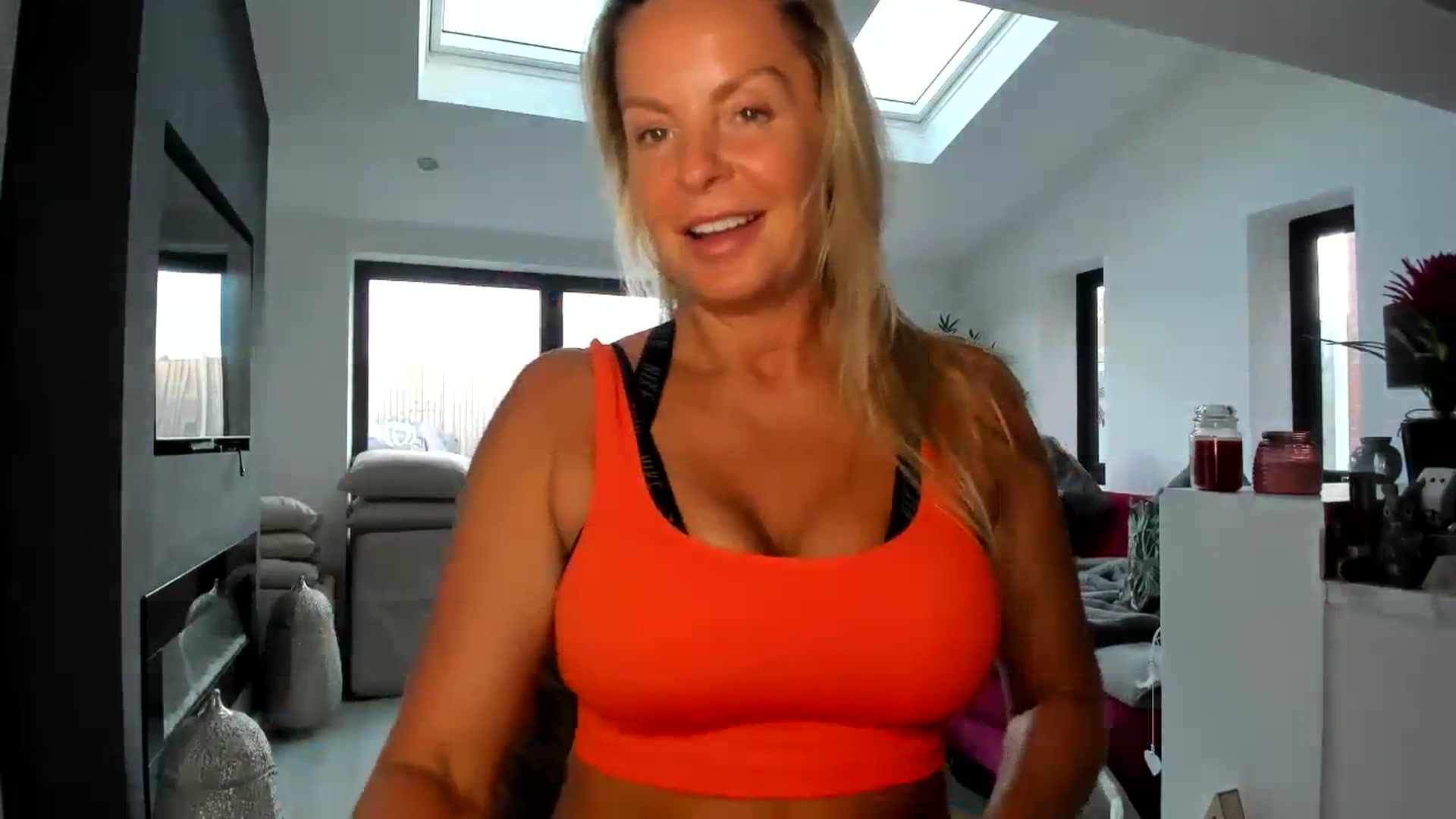 Gallery image thumbnail from Klo35's myfreecams stream on, 10/03/2023, 17:19 image 12 of 20