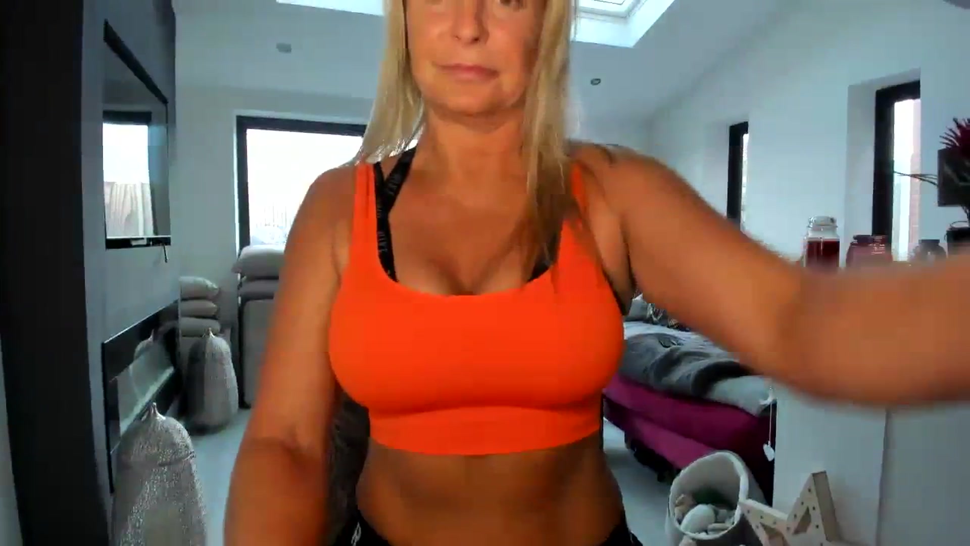 Gallery image thumbnail from Klo35's myfreecams stream on, 10/03/2023, 17:19 image 14 of 20
