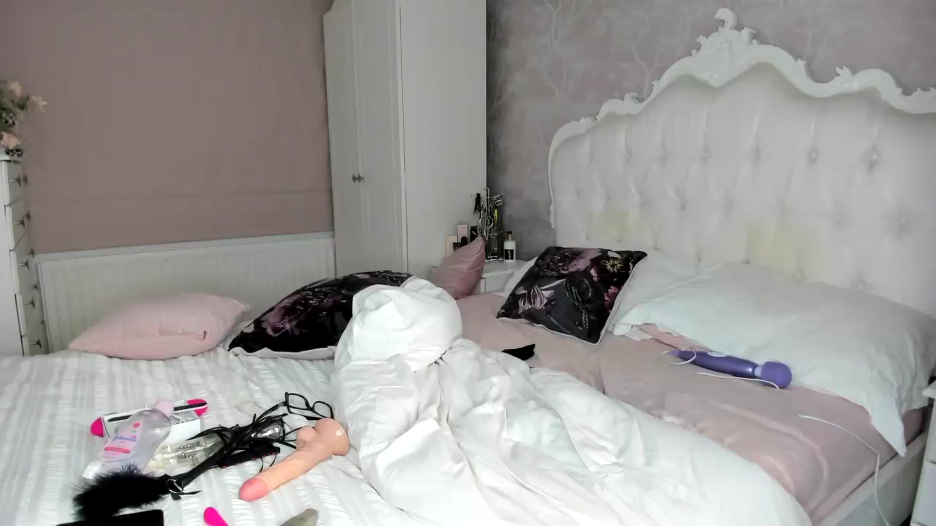 Gallery image thumbnail from Klo35's myfreecams stream on, 10/19/2023, 01:02 image 19 of 20