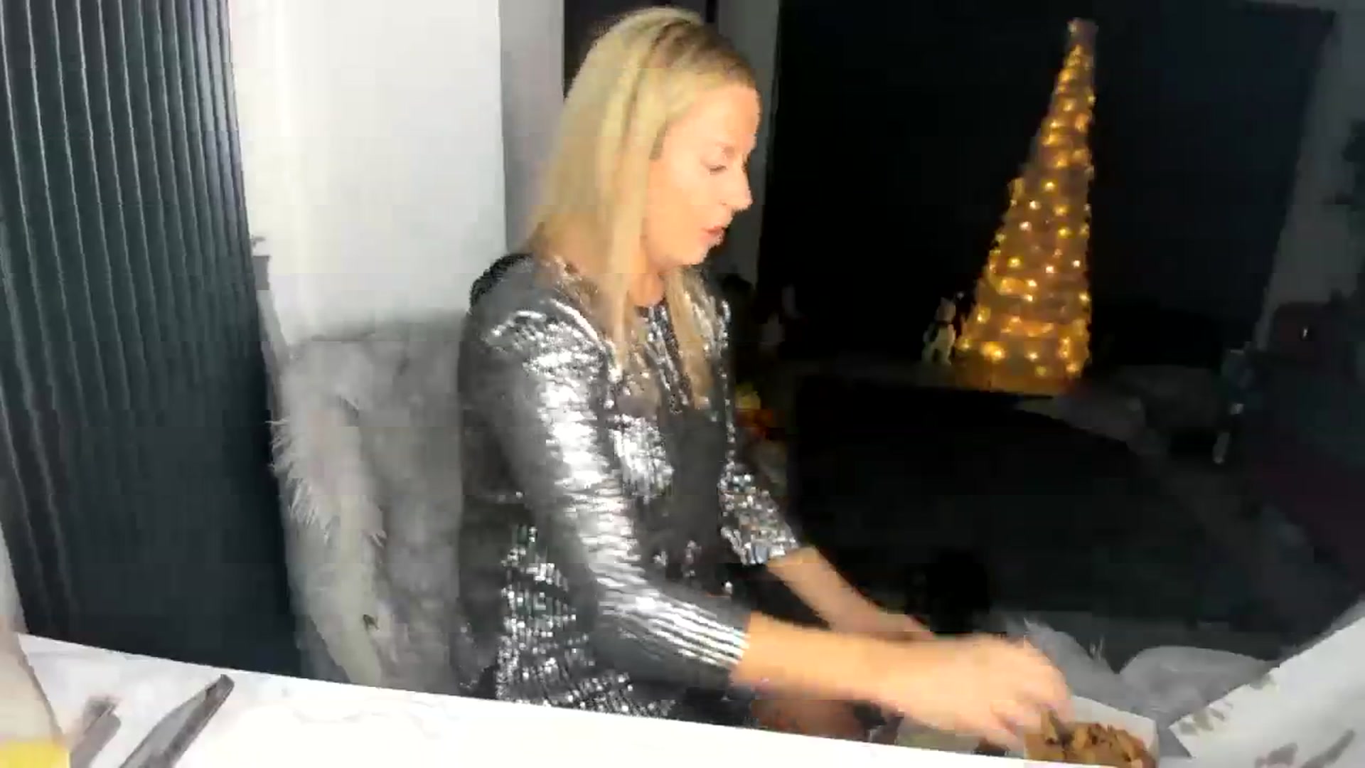 Gallery image thumbnail from Klo35's myfreecams stream on, 01/01/2024, 24:01 image 11 of 20