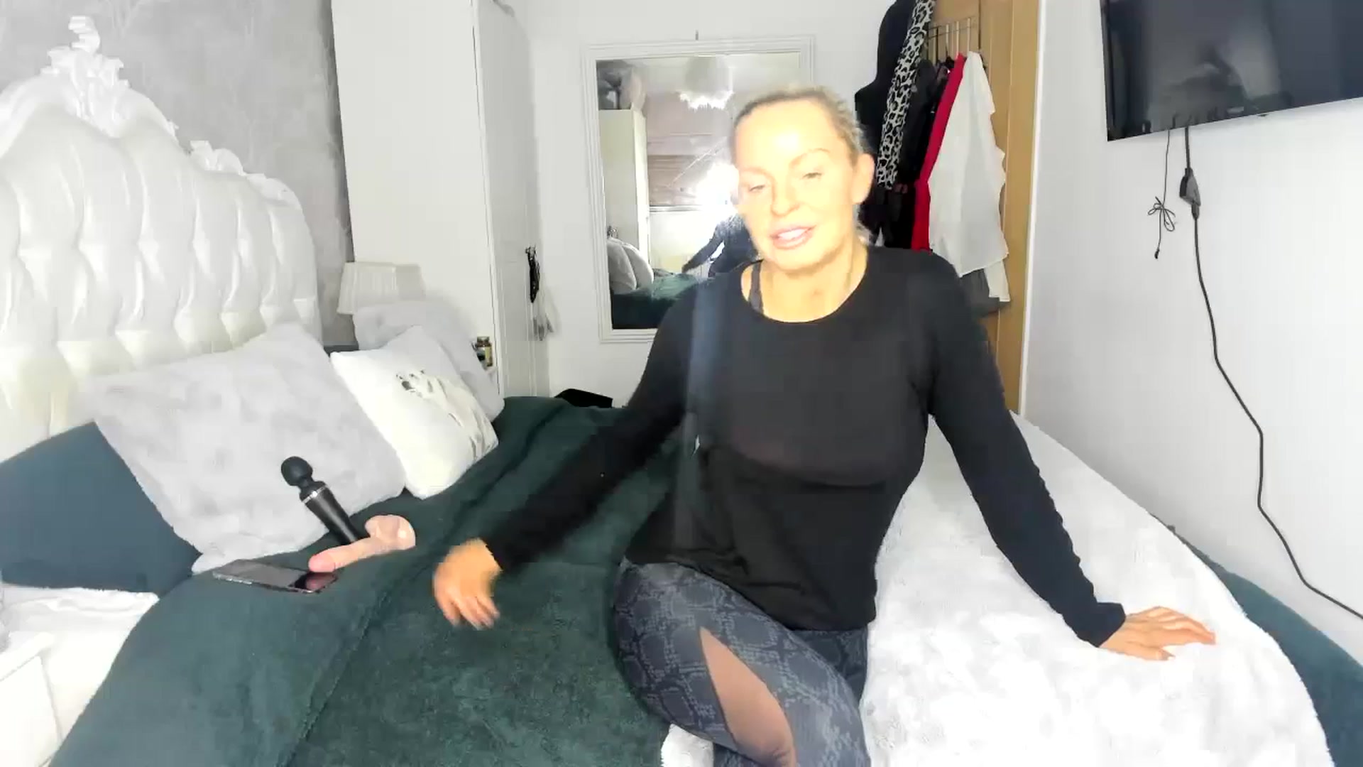 Gallery image thumbnail from Klo35's myfreecams stream on, 01/26/2024, 10:40 image 7 of 20