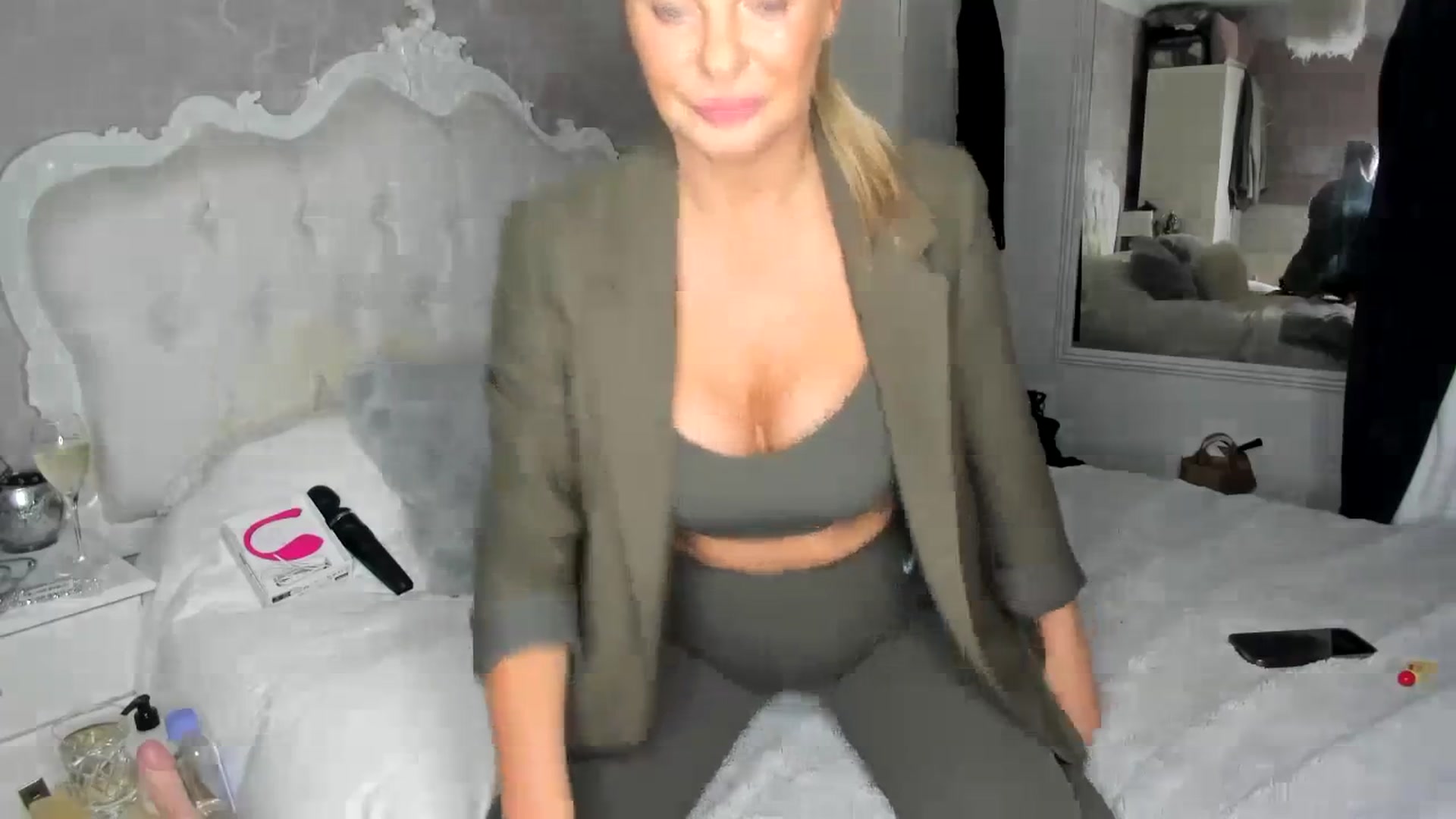 Gallery image thumbnail from Klo35's myfreecams stream on, 02/18/2024, 22:40 image 9 of 20