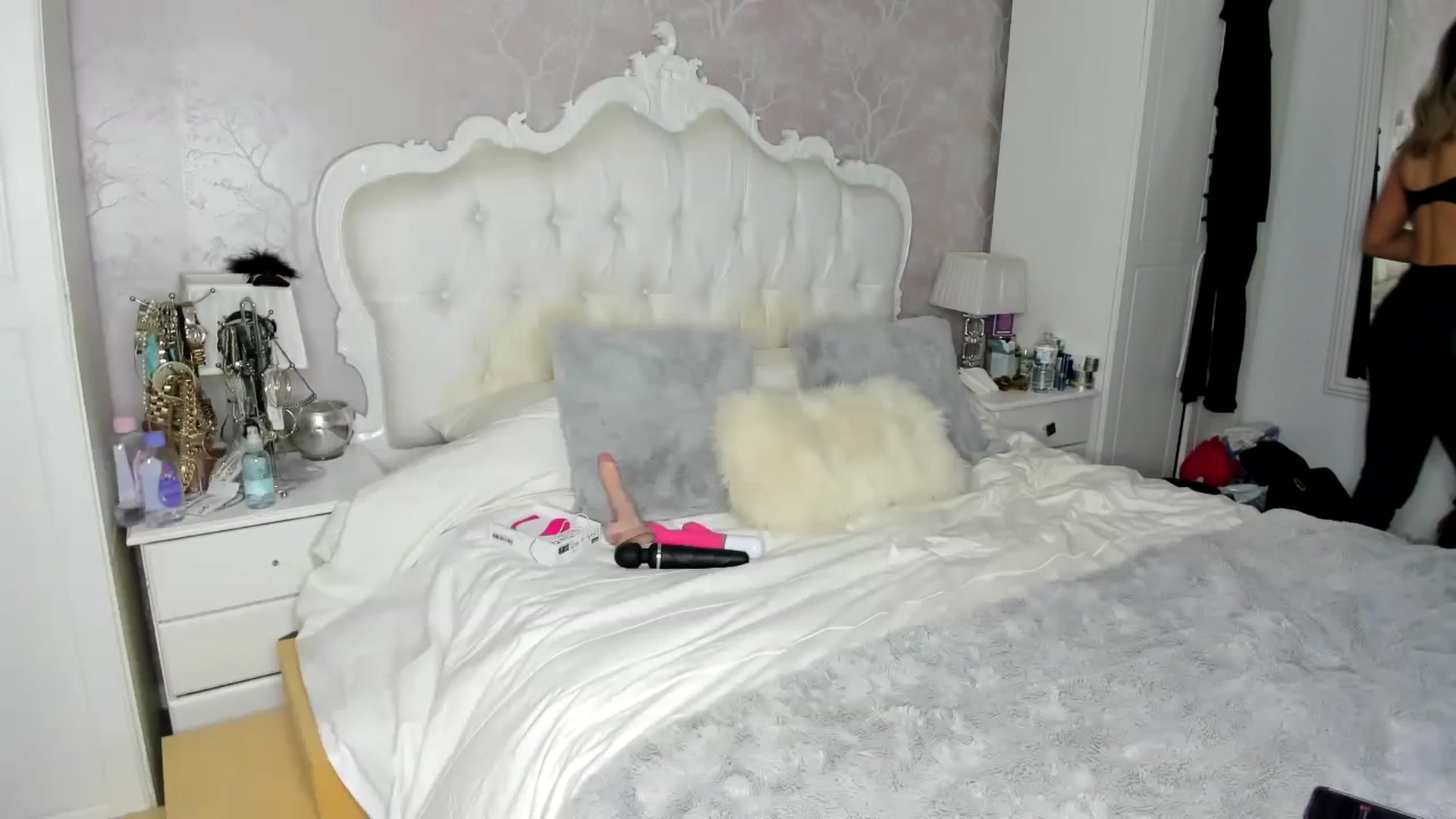 Gallery image thumbnail from Klo35's myfreecams stream on, 02/29/2024, 19:06 image 1 of 20