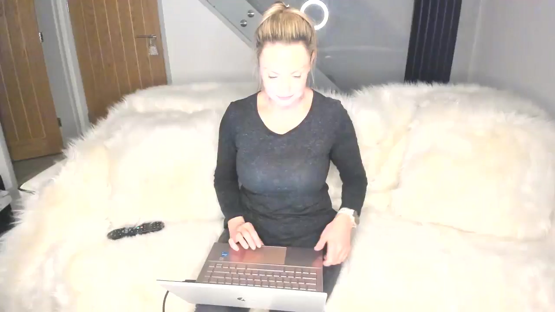 Gallery image thumbnail from Klo35's myfreecams stream on, 02/19/2025, 20:51 image 17 of 20