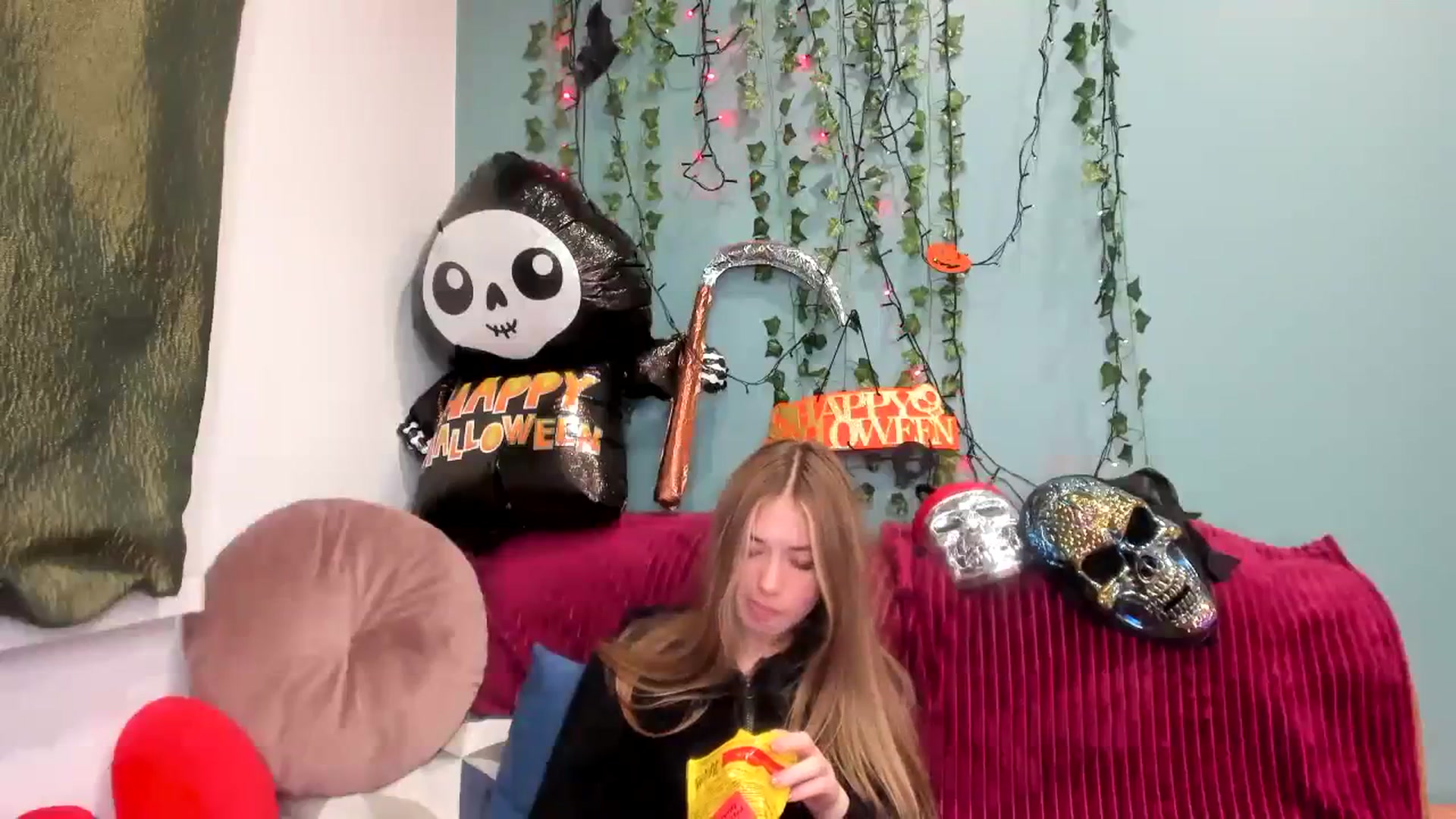 Gallery image thumbnail from Klorisse's myfreecams stream on, 10/27/2023, 16:56 image 17 of 20