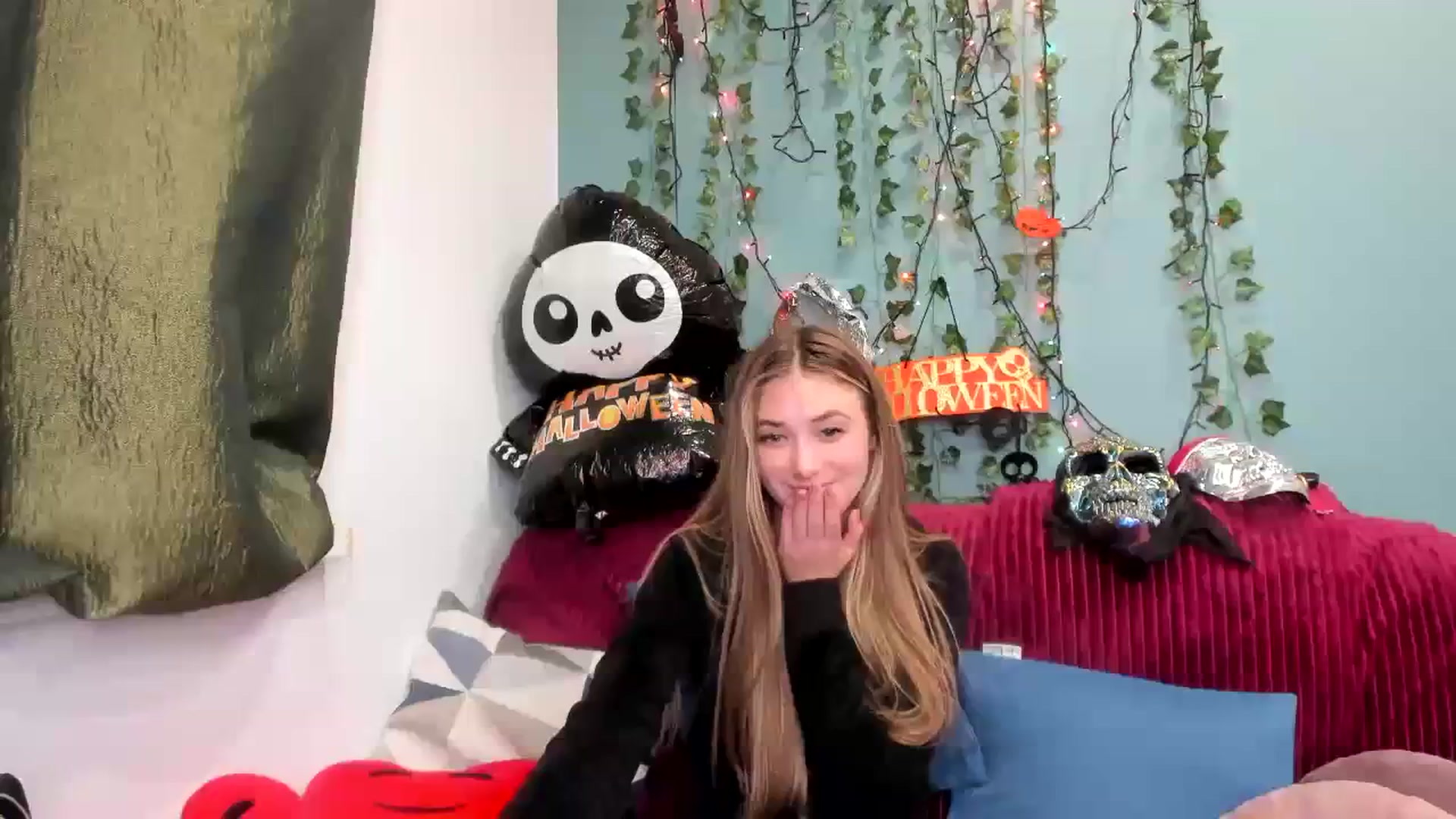 Gallery image thumbnail from Klorisse's myfreecams stream on, 10/29/2023, 18:00 image 13 of 20