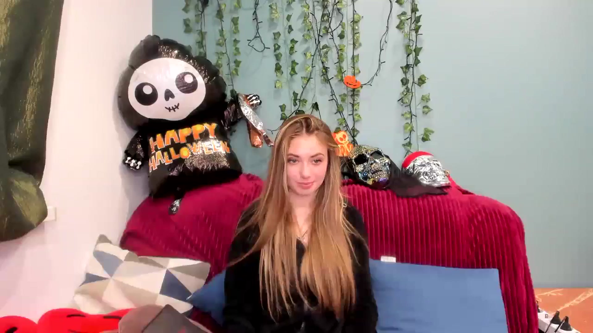 Gallery image thumbnail from Klorisse's myfreecams stream on, 10/31/2023, 15:01 image 10 of 20