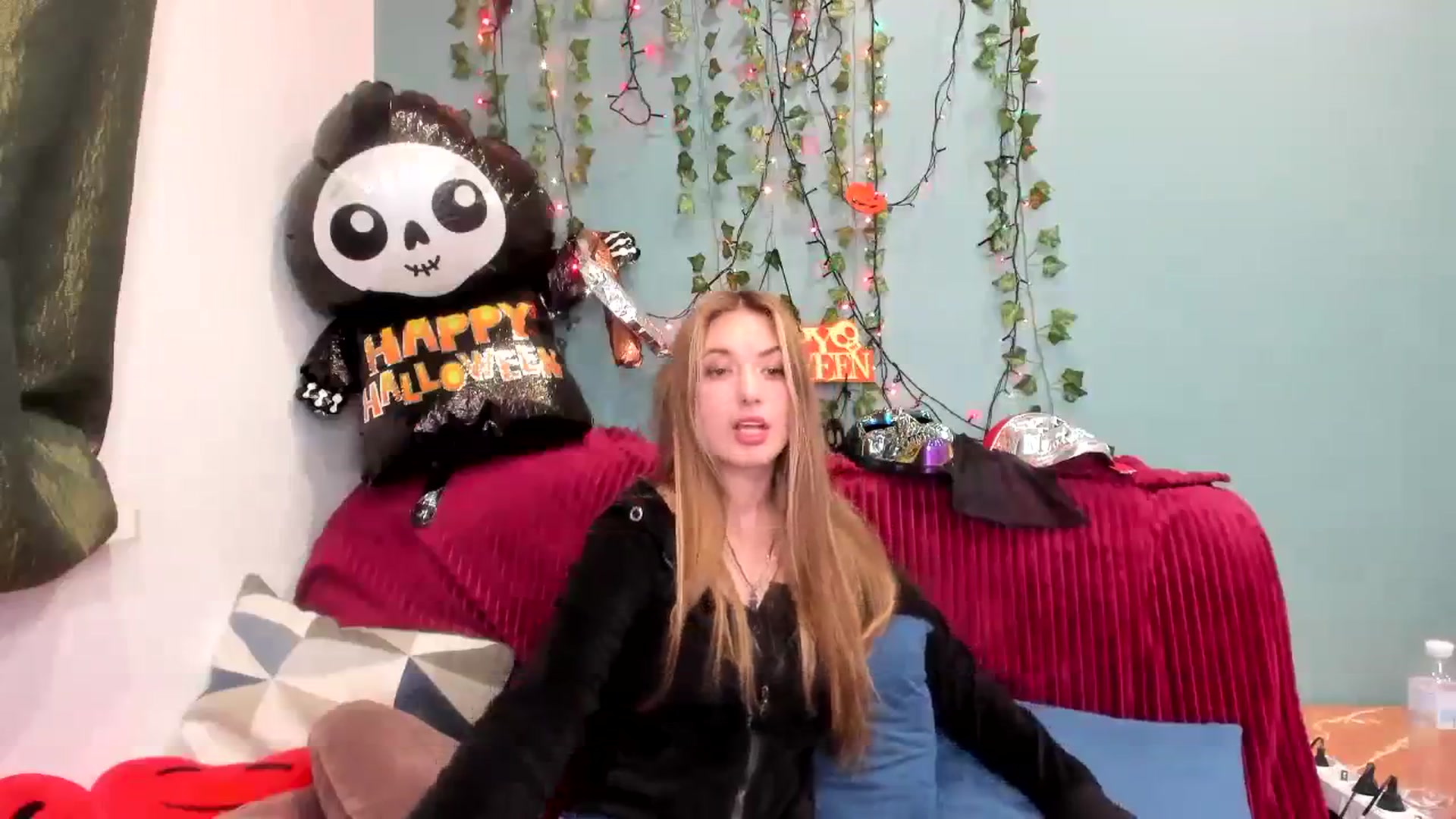 Gallery image thumbnail from Klorisse's myfreecams stream on, 10/31/2023, 16:13 image 13 of 20