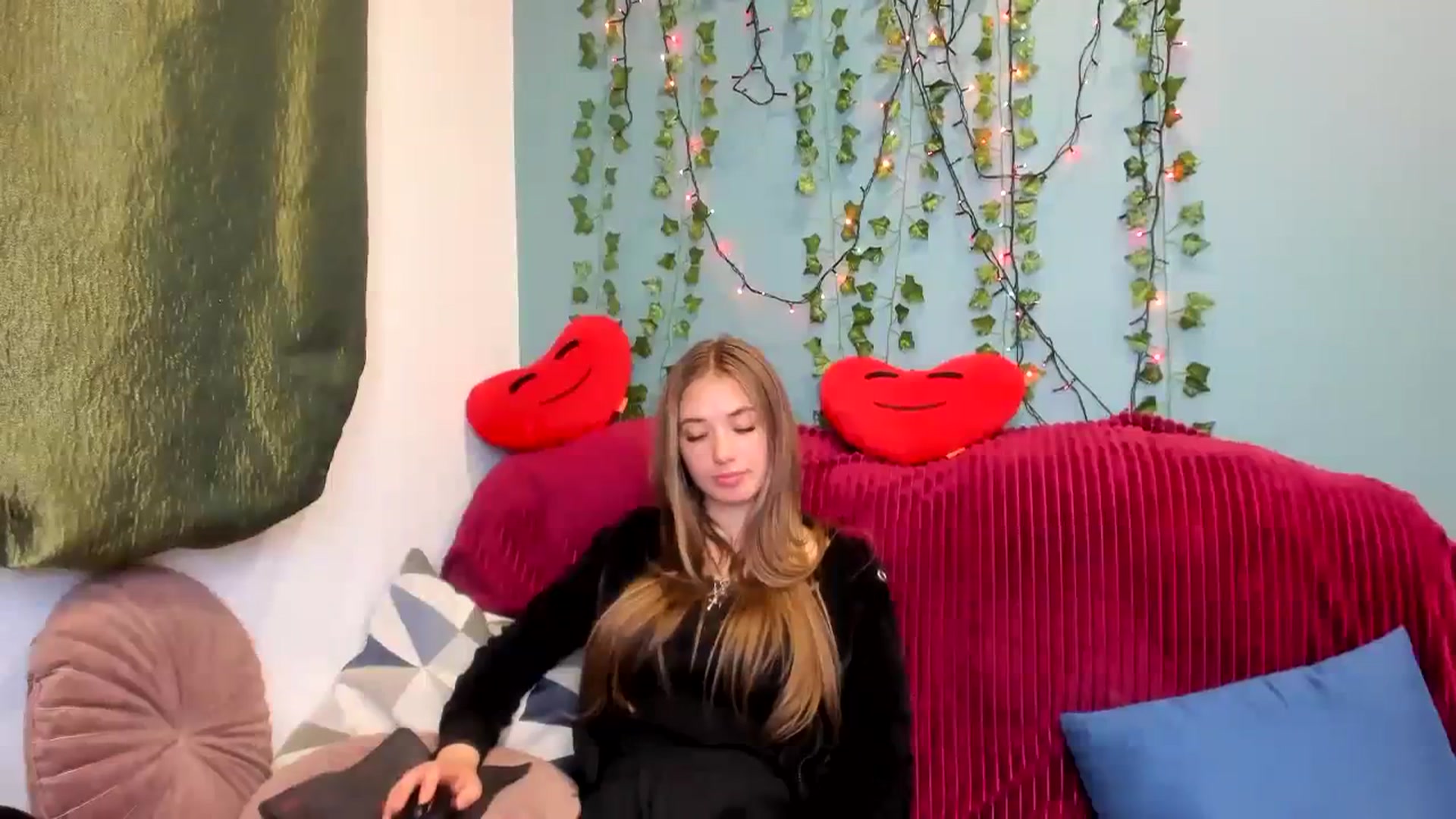Gallery image thumbnail from Klorisse's myfreecams stream on, 11/02/2023, 18:58 image 4 of 20