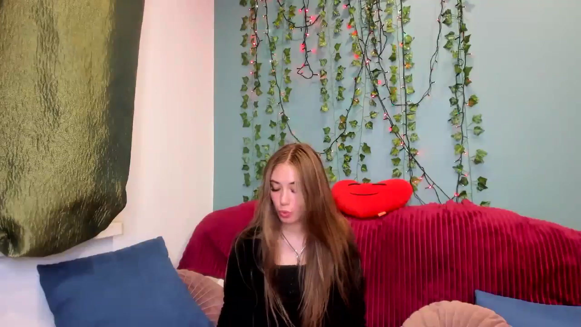 Gallery image thumbnail from Klorisse's myfreecams stream on, 11/03/2023, 16:03 image 19 of 20