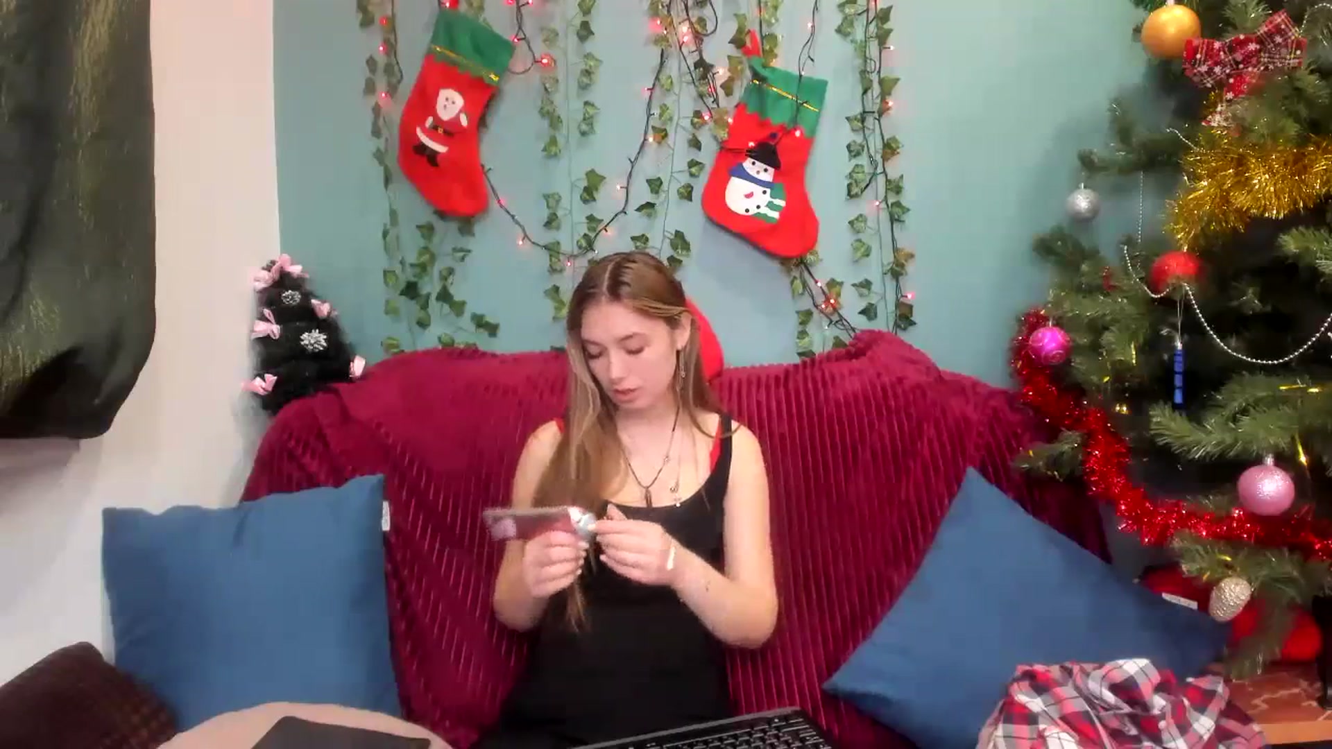 Gallery image thumbnail from Klorisse's myfreecams stream on, 12/25/2023, 15:20 image 8 of 20
