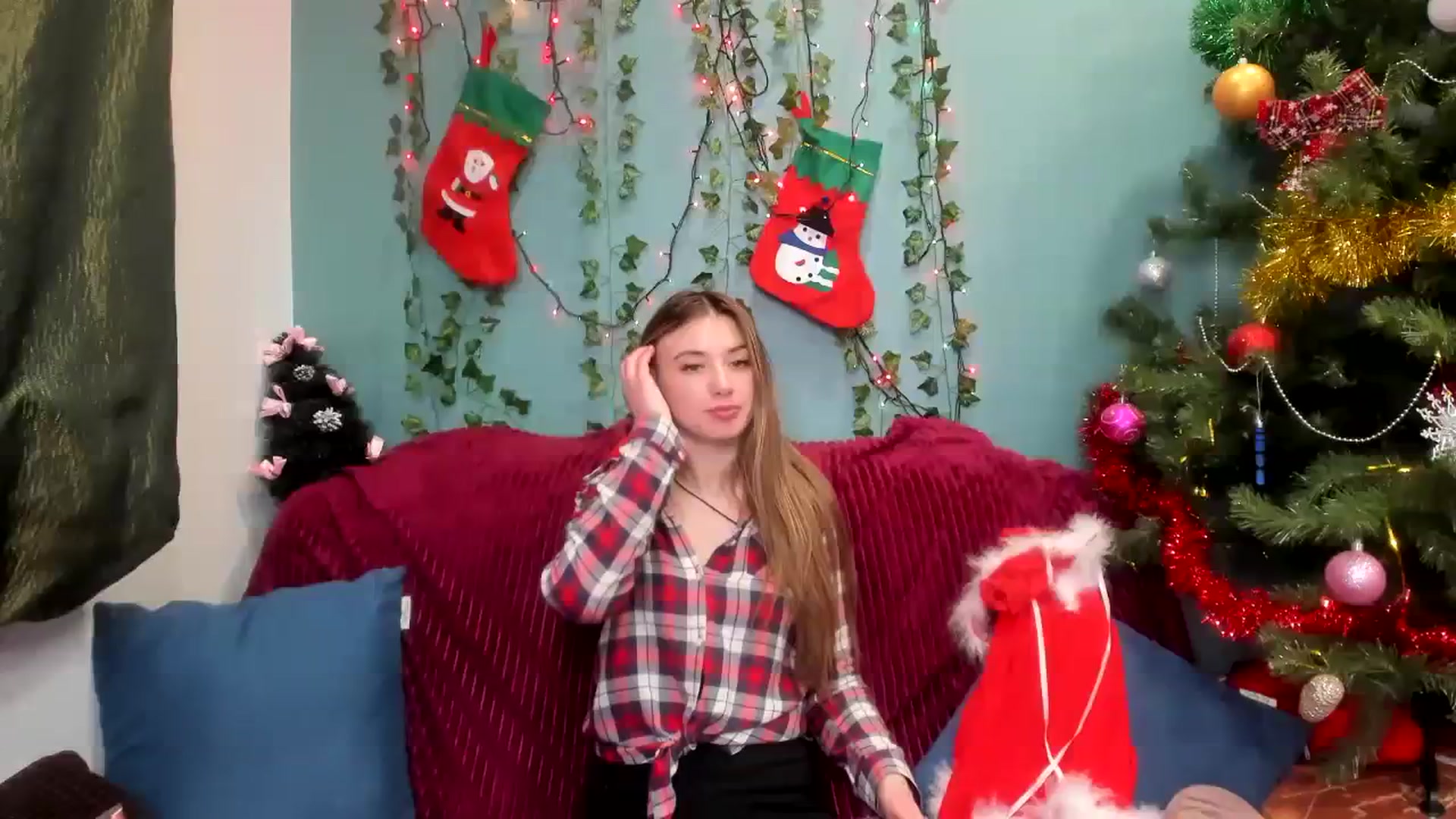 Gallery image thumbnail from Klorisse's myfreecams stream on, 12/25/2023, 16:46 image 18 of 20