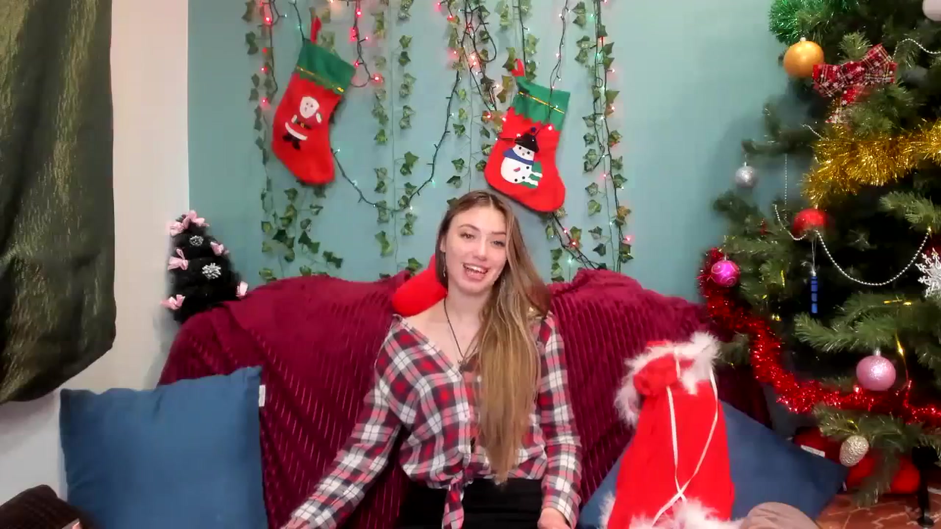 Gallery image thumbnail from Klorisse's myfreecams stream on, 12/25/2023, 16:46 image 16 of 20