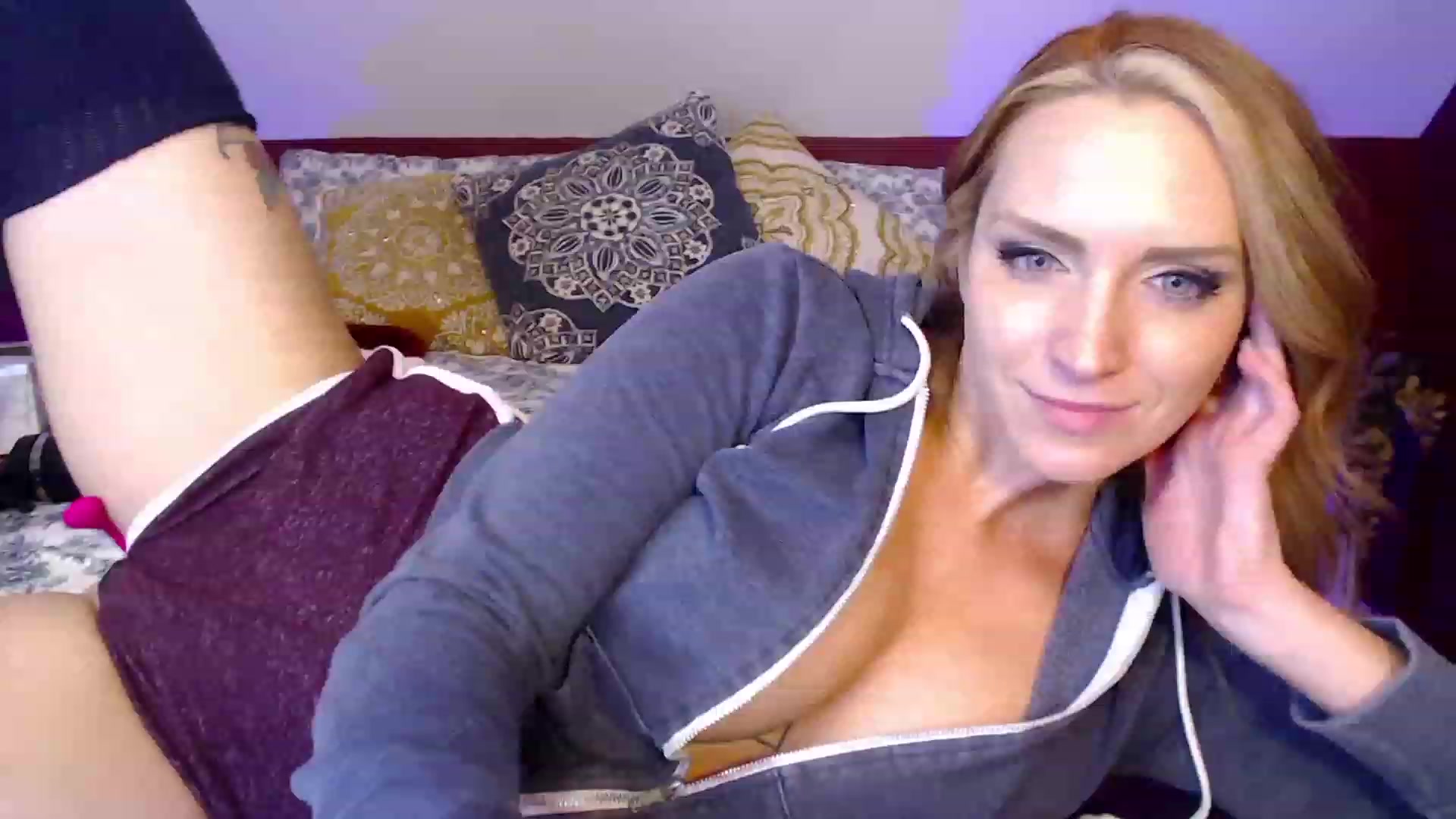 Gallery image thumbnail from Knaughtia's myfreecams stream on, 01/10/2023, 18:36 image 13 of 20