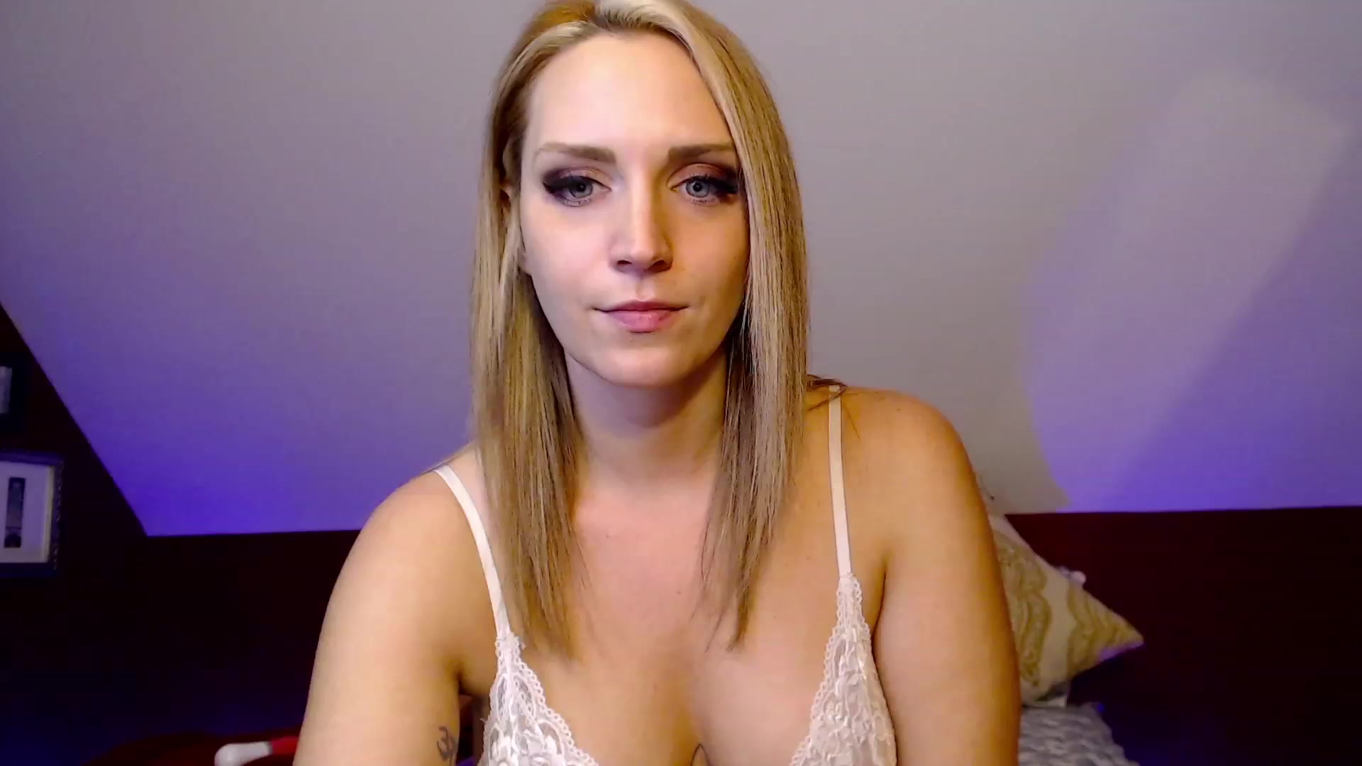 Gallery image thumbnail from Knaughtia's myfreecams stream on, 01/12/2023, 19:37 image 17 of 20