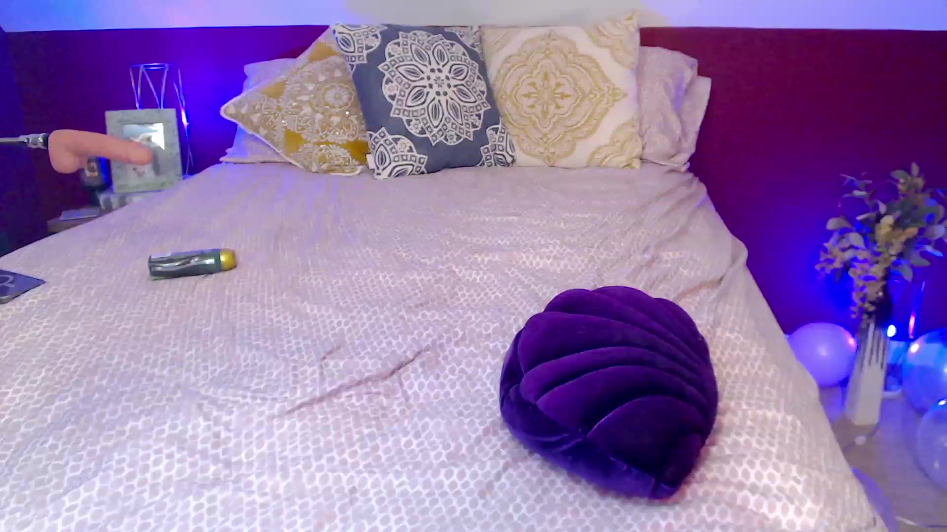 Gallery image thumbnail from Knaughtia's myfreecams stream on, 03/02/2023, 18:30 image 9 of 20