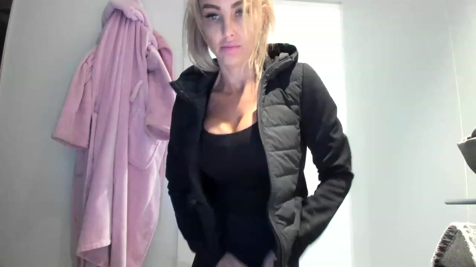 Gallery image thumbnail from KnockinBootss's myfreecams stream on, 04/16/2023, 19:18 image 4 of 20