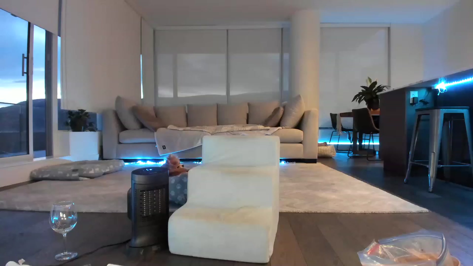 Gallery image thumbnail from KnockinBootss's myfreecams stream on, 04/19/2023, 03:18 image 18 of 20